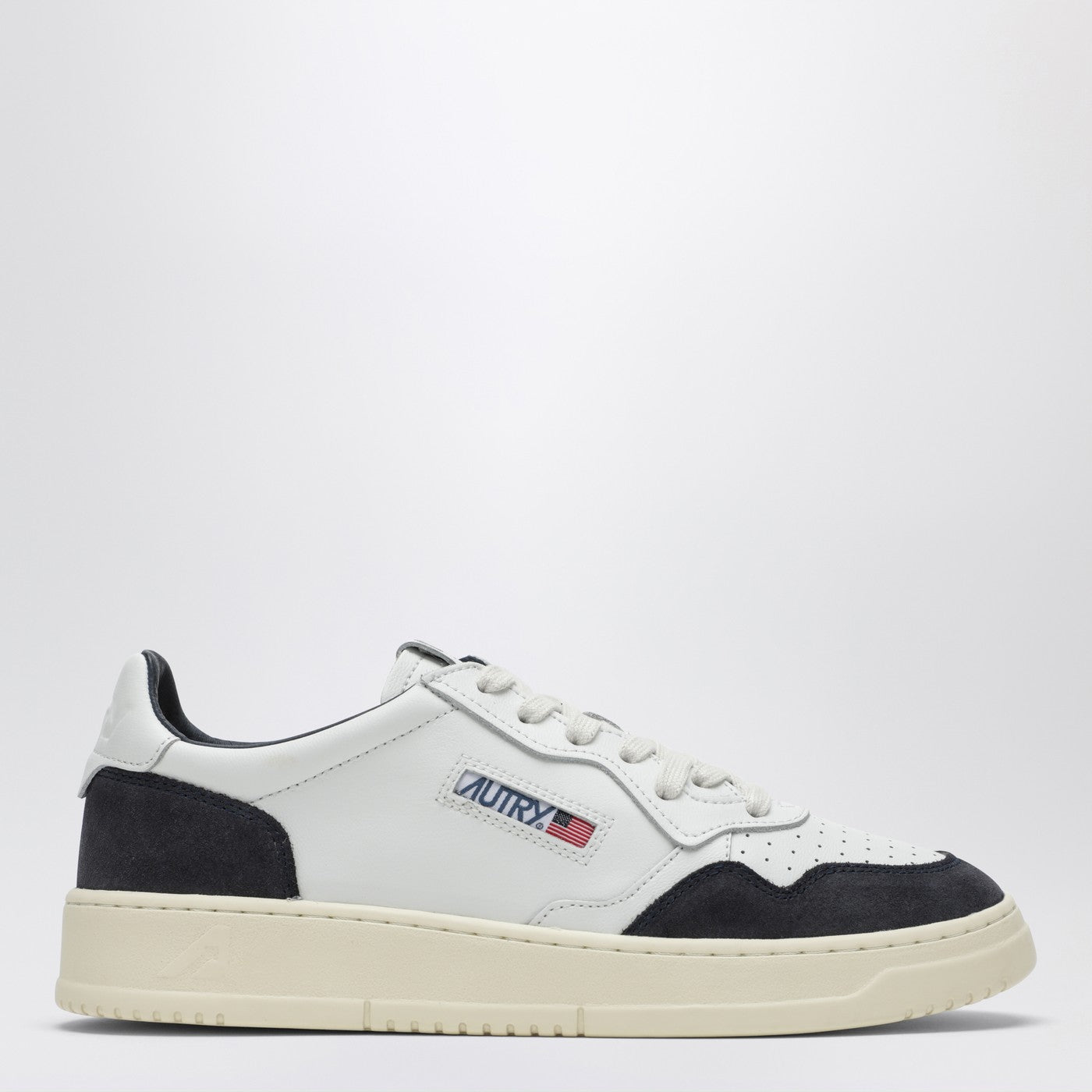 AUTRY Medalist Low Sneakers in white leather and blue suede