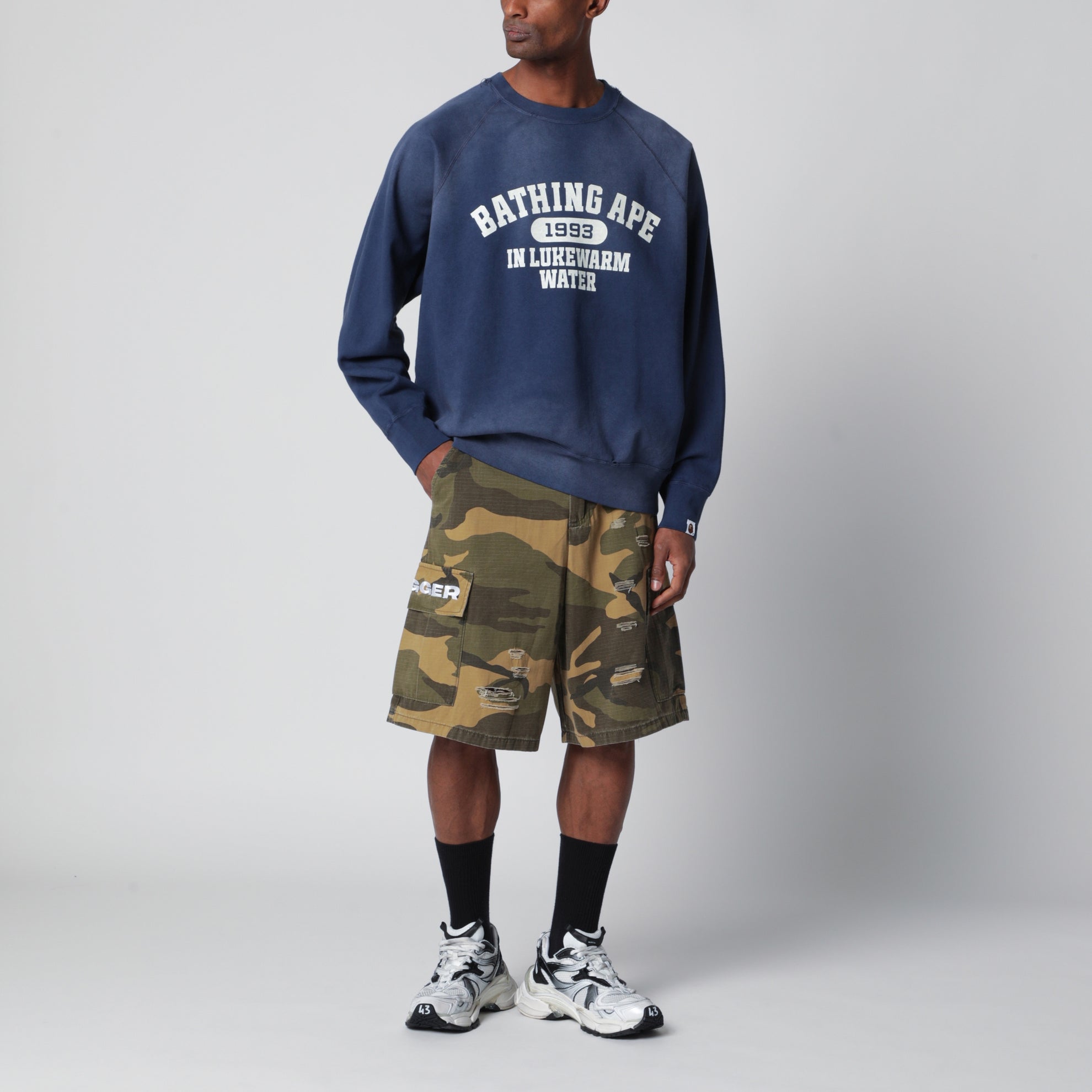 Sweat bleu marine délavé avec logo