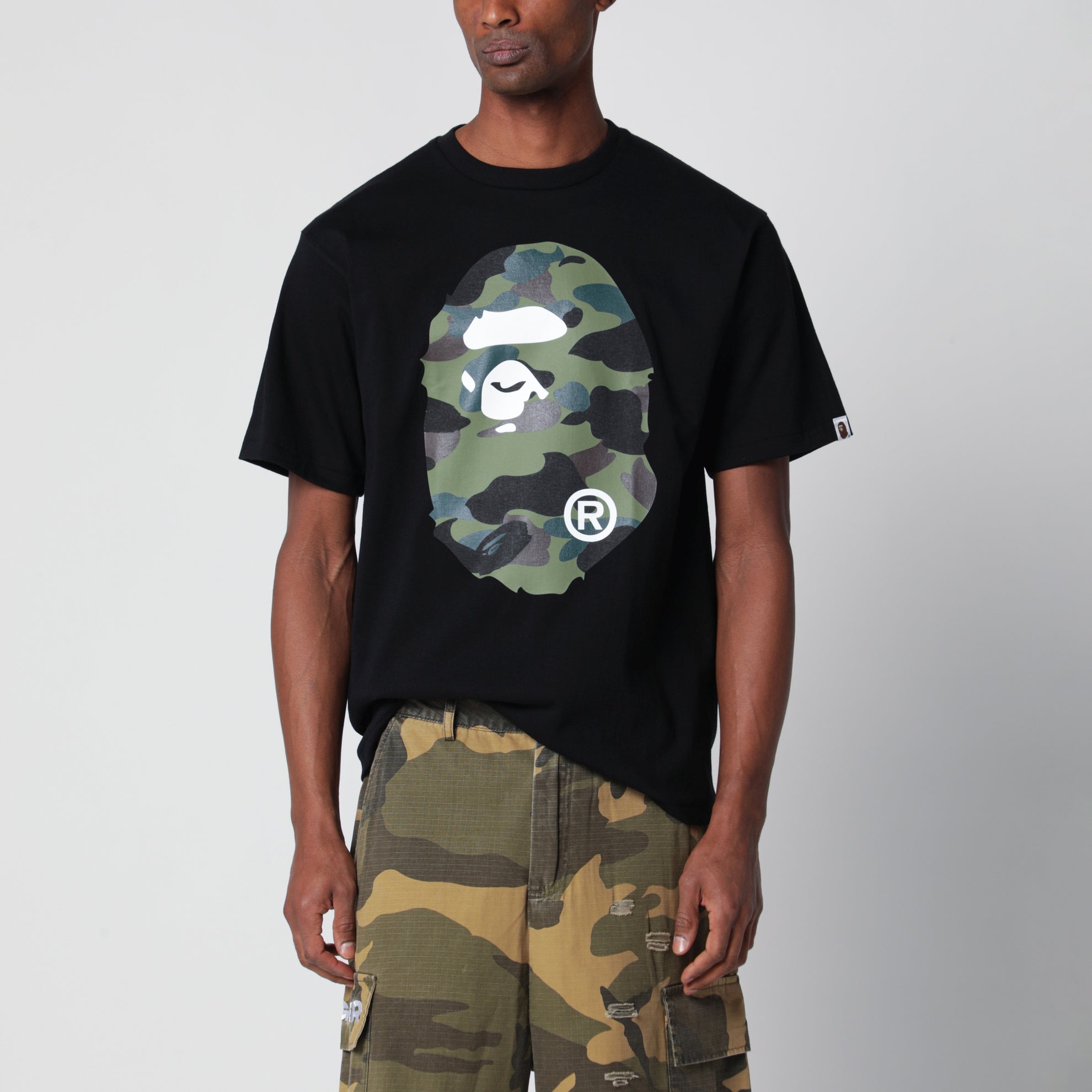 T-shirt nera con stampa mimetica