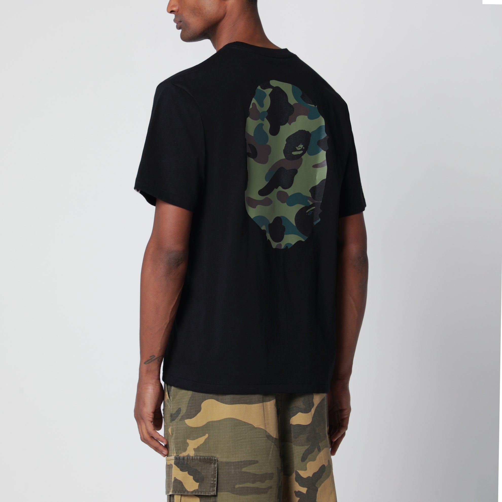 T-shirt nera con stampa mimetica