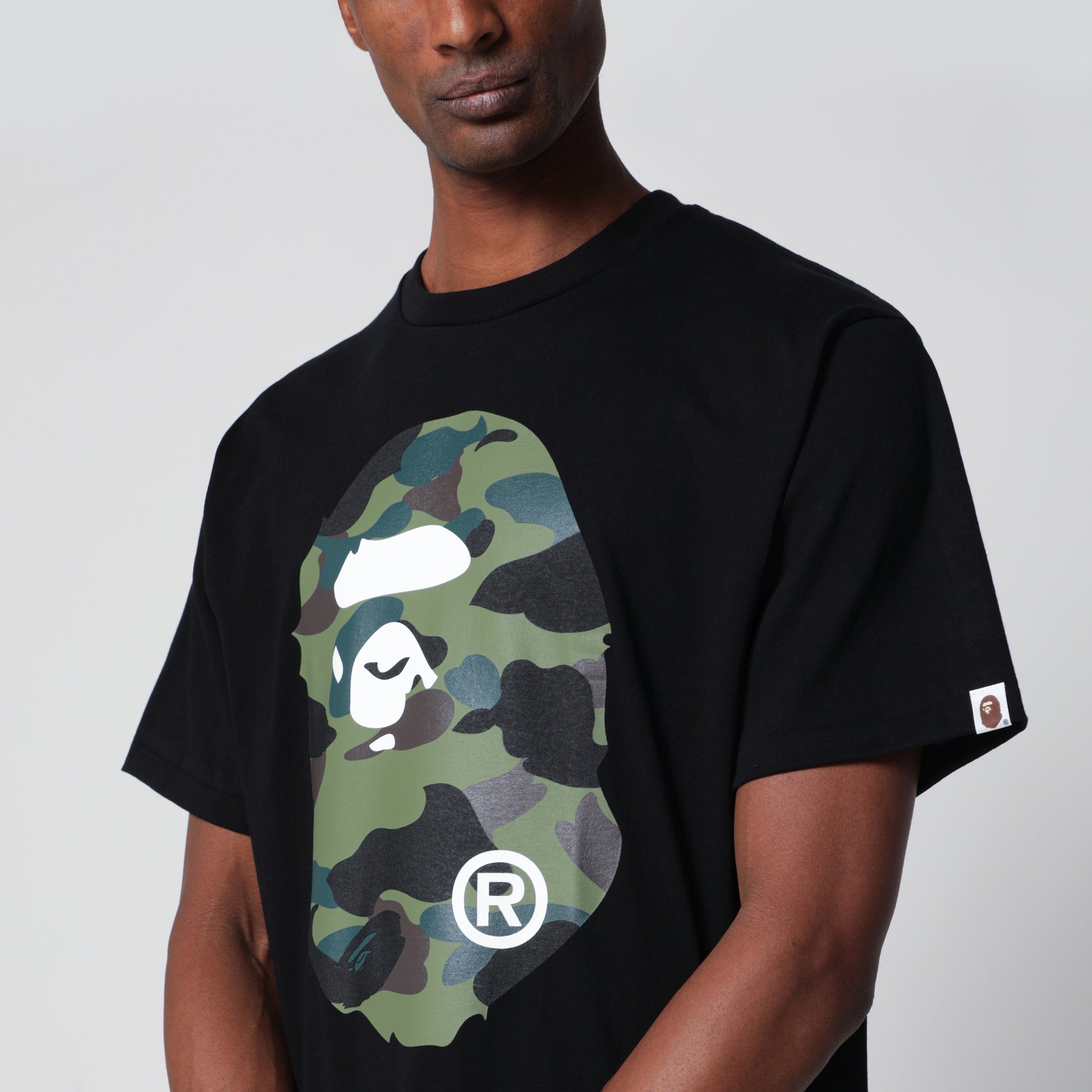 T-shirt nera con stampa mimetica