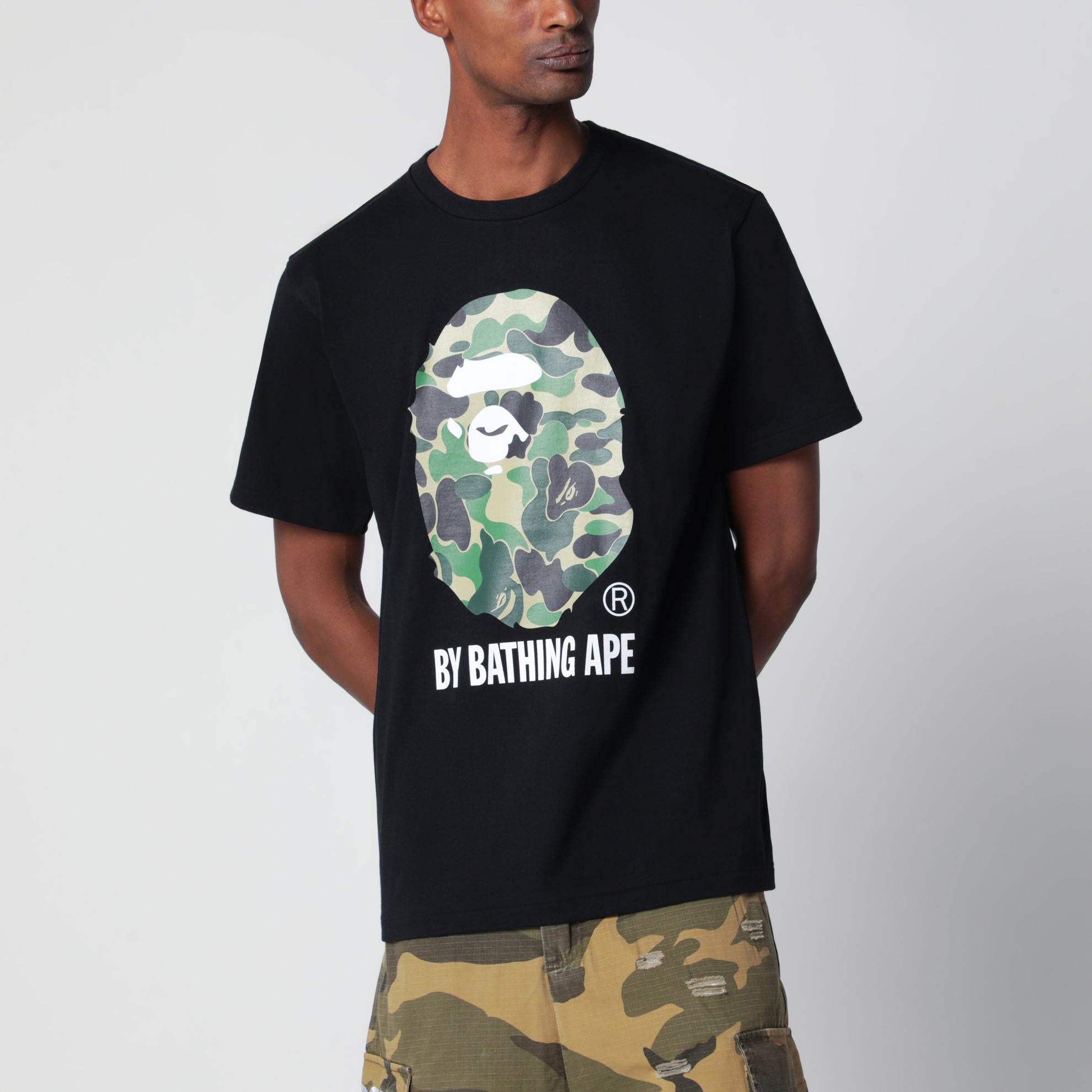T-shirt nera con stampa mimetica