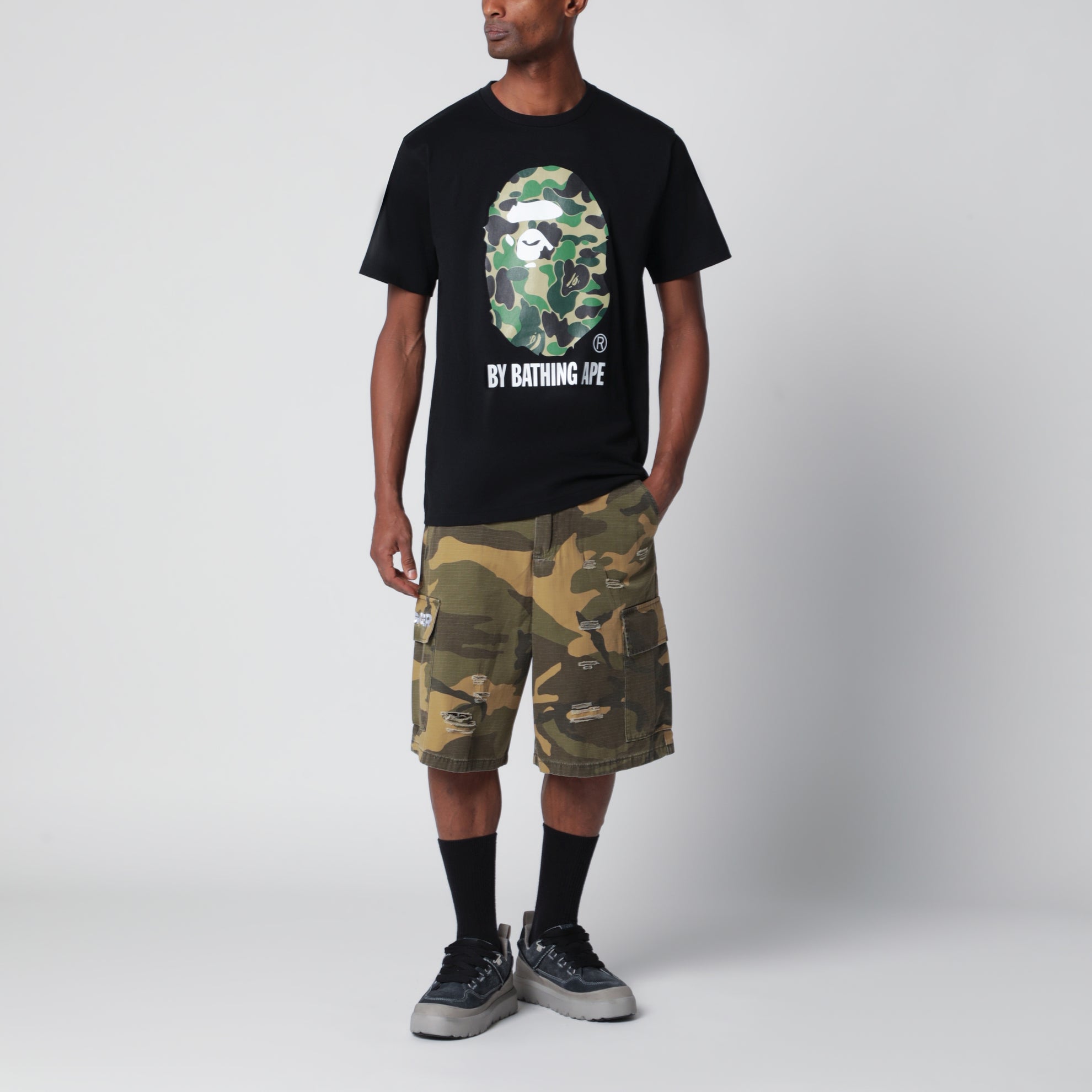 T-shirt nera con stampa mimetica