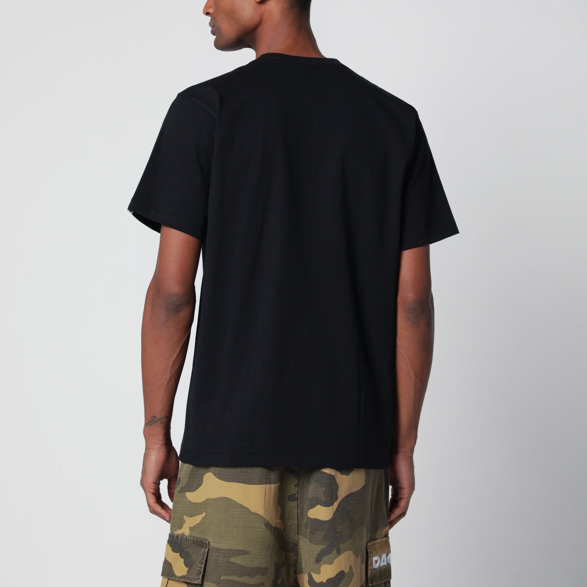 T-shirt nera con stampa mimetica