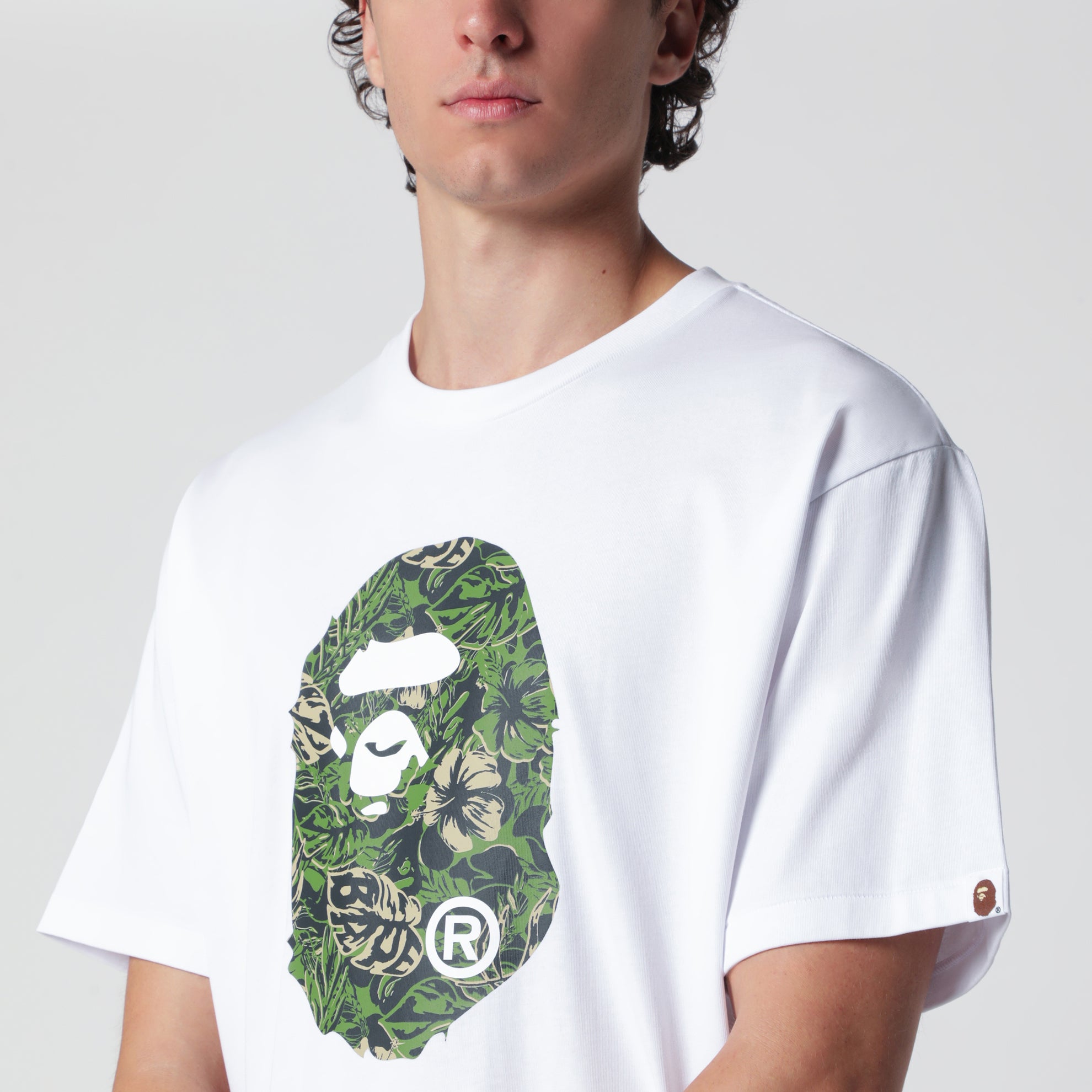 T-shirt bianca con stampa mimetica