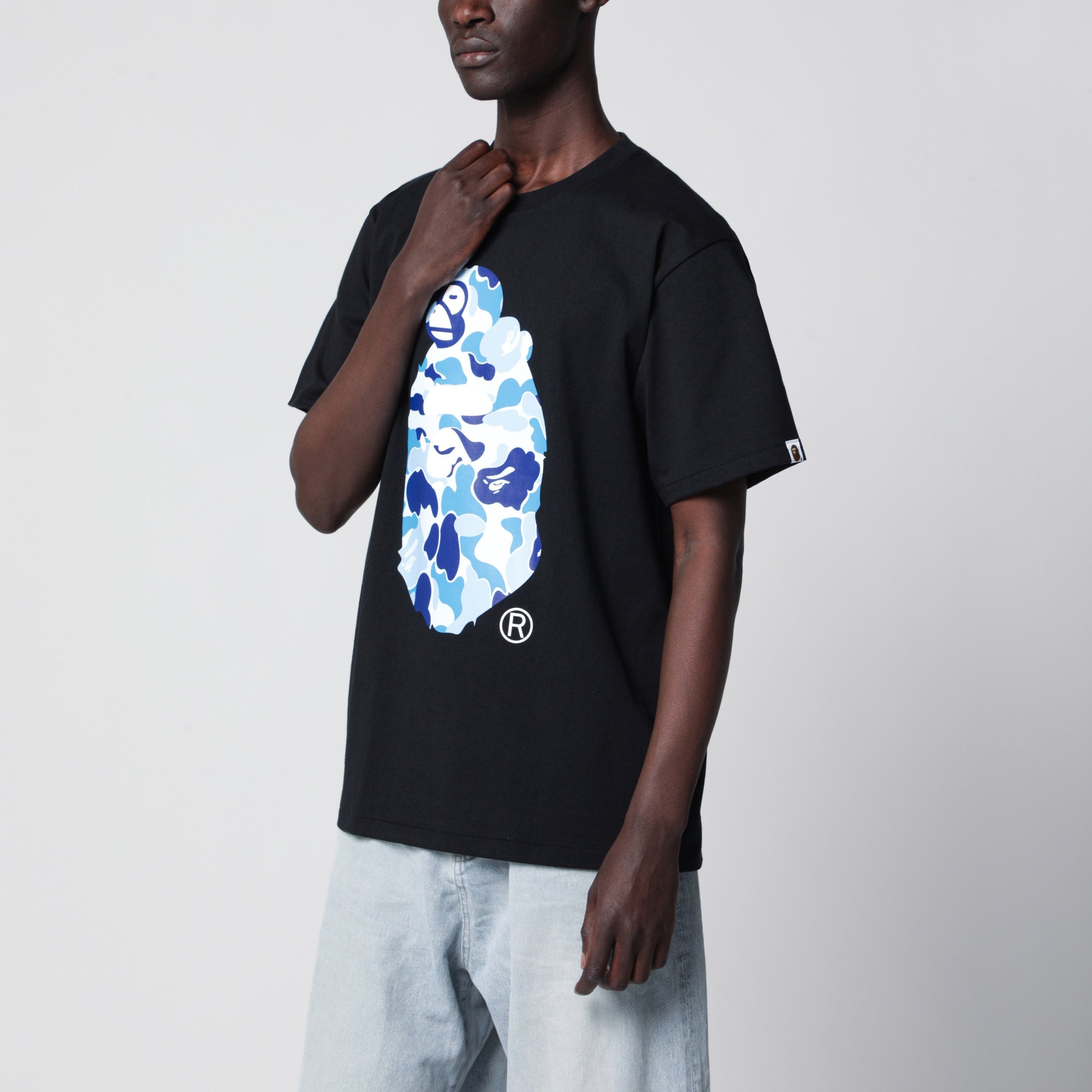 Schwarzes T-Shirt mit blau/hellblauem Camouflage-Print