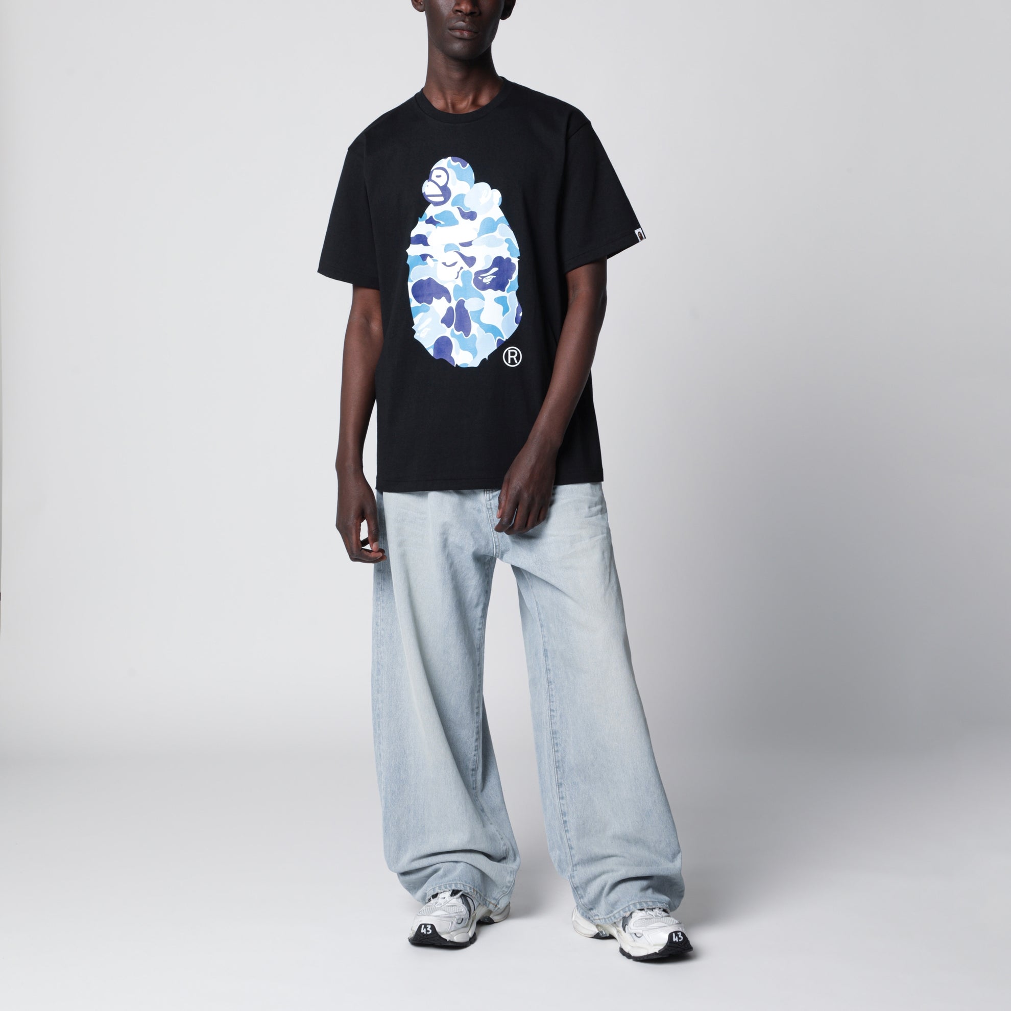 Schwarzes T-Shirt mit blau/hellblauem Camouflage-Print