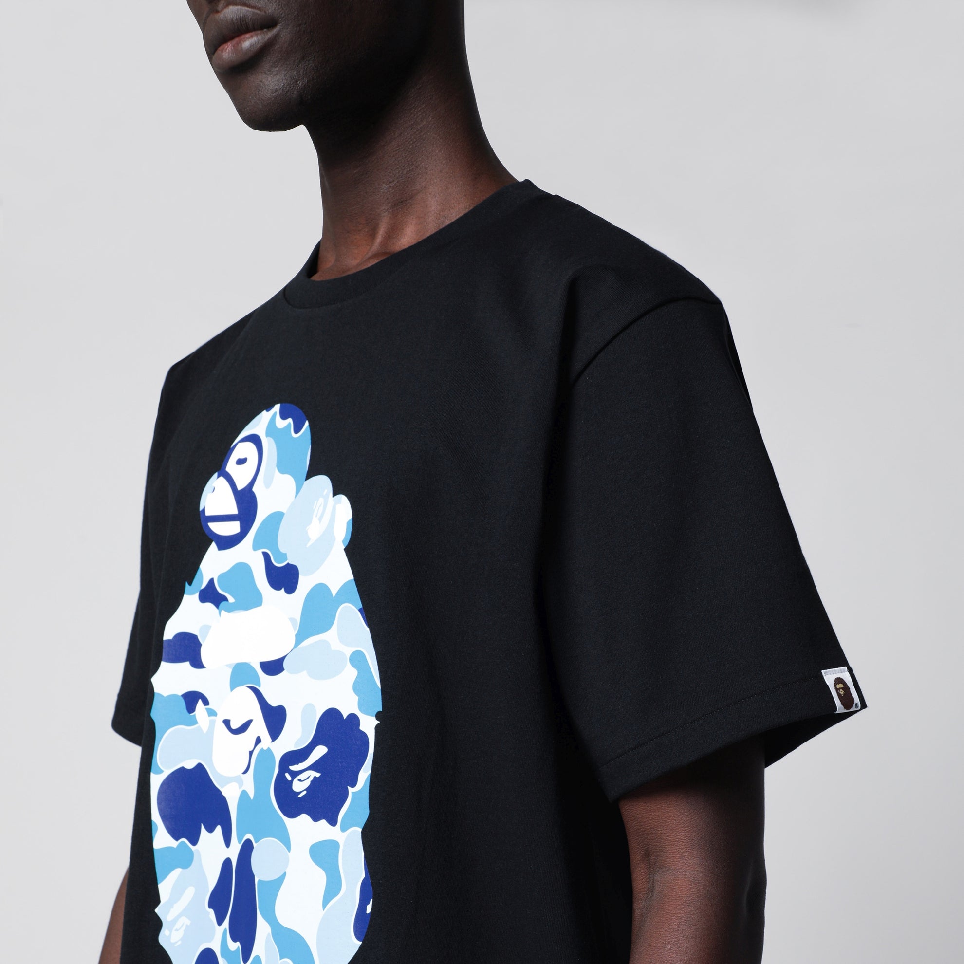 Schwarzes T-Shirt mit blau/hellblauem Camouflage-Print