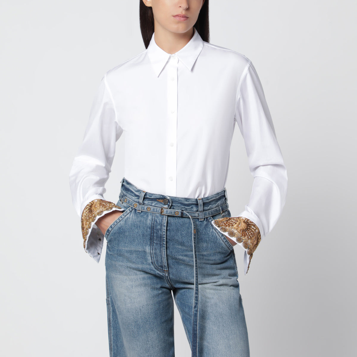 Chemise blanche en coton avec poignets brodés