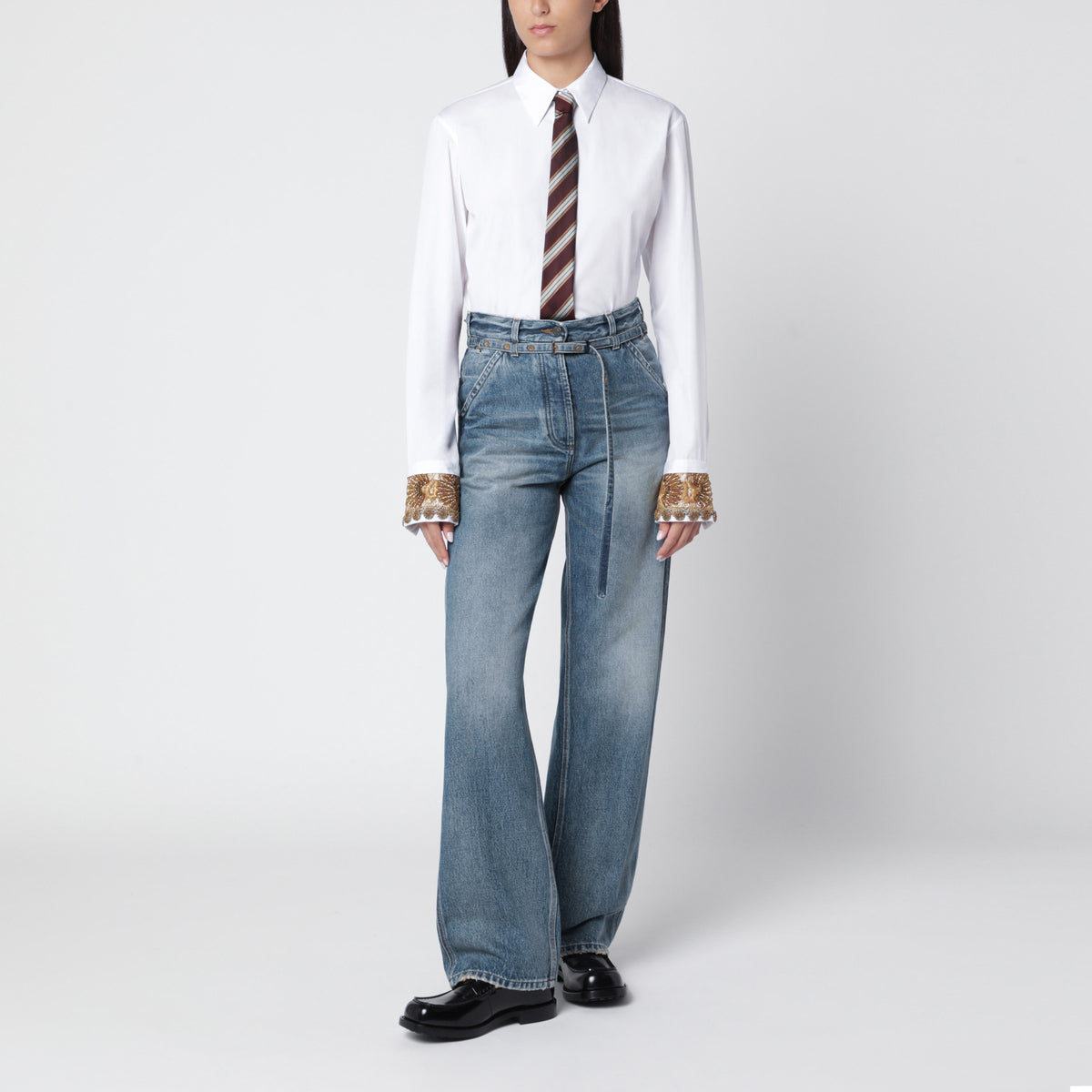 Chemise blanche en coton avec poignets brodés