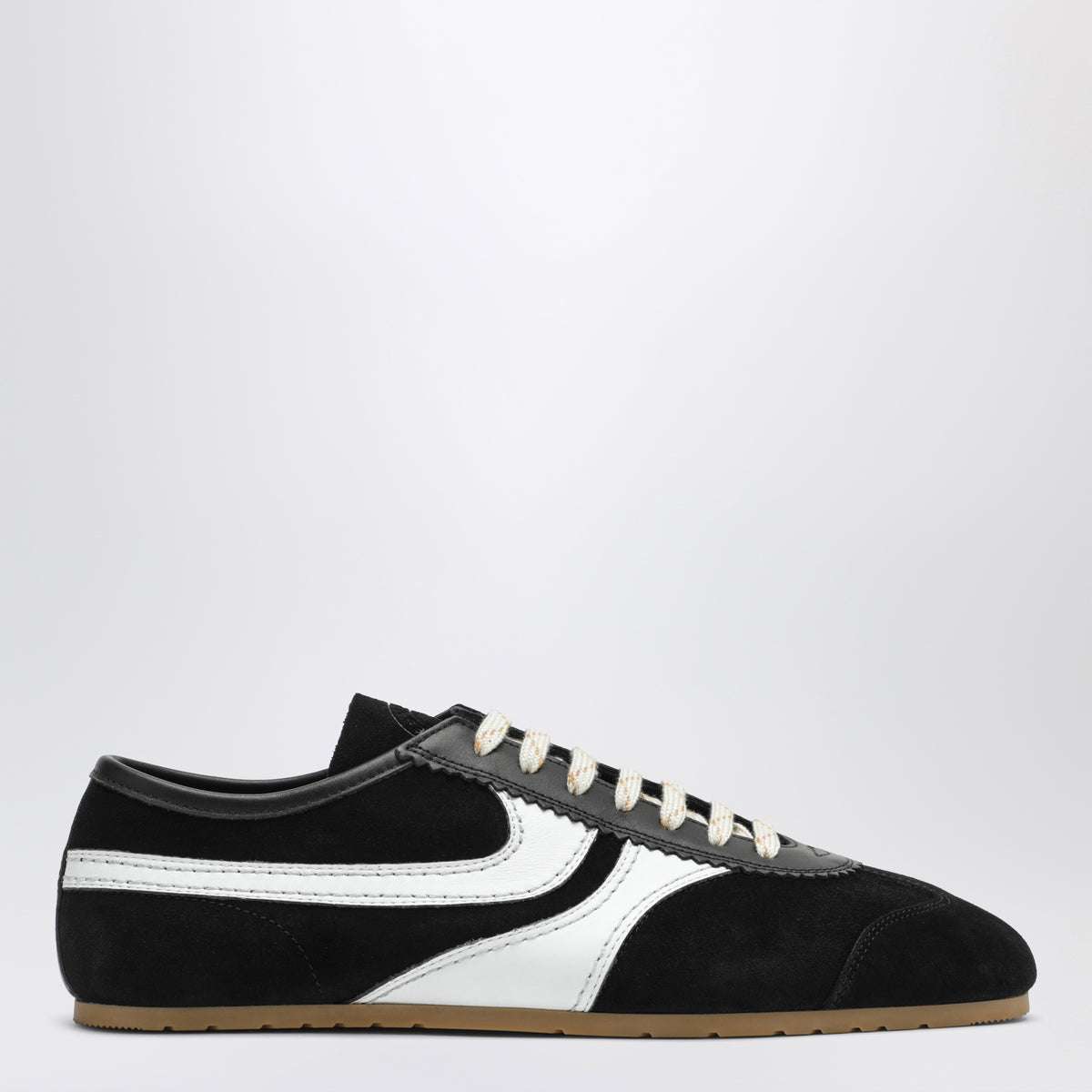 Sneakers noires et blanches en cuir et daim