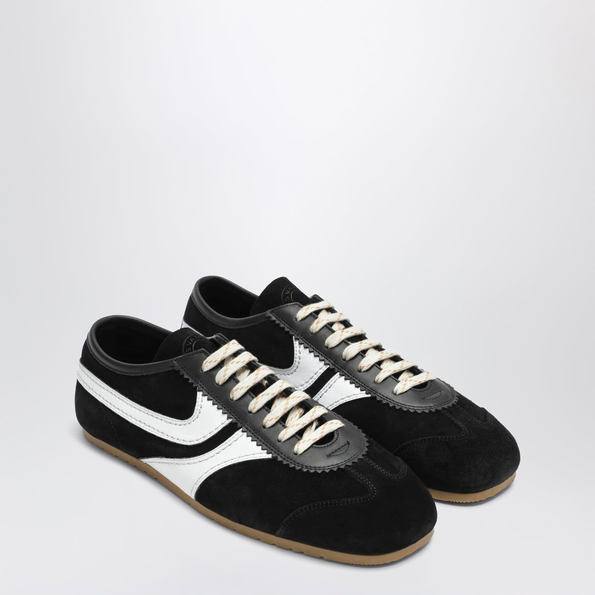 Sneakers noires et blanches en cuir et daim