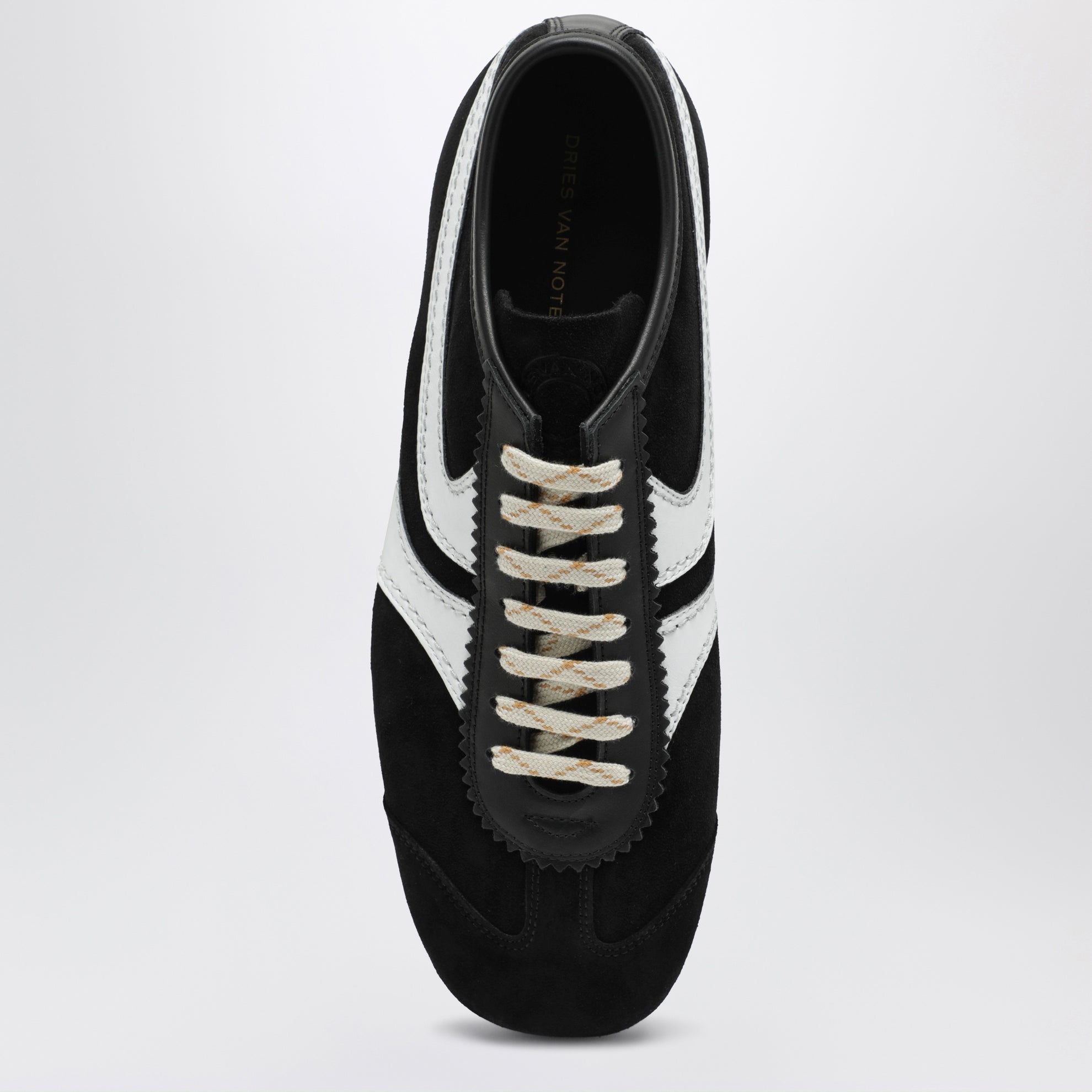 Sneakers noires et blanches en cuir et daim