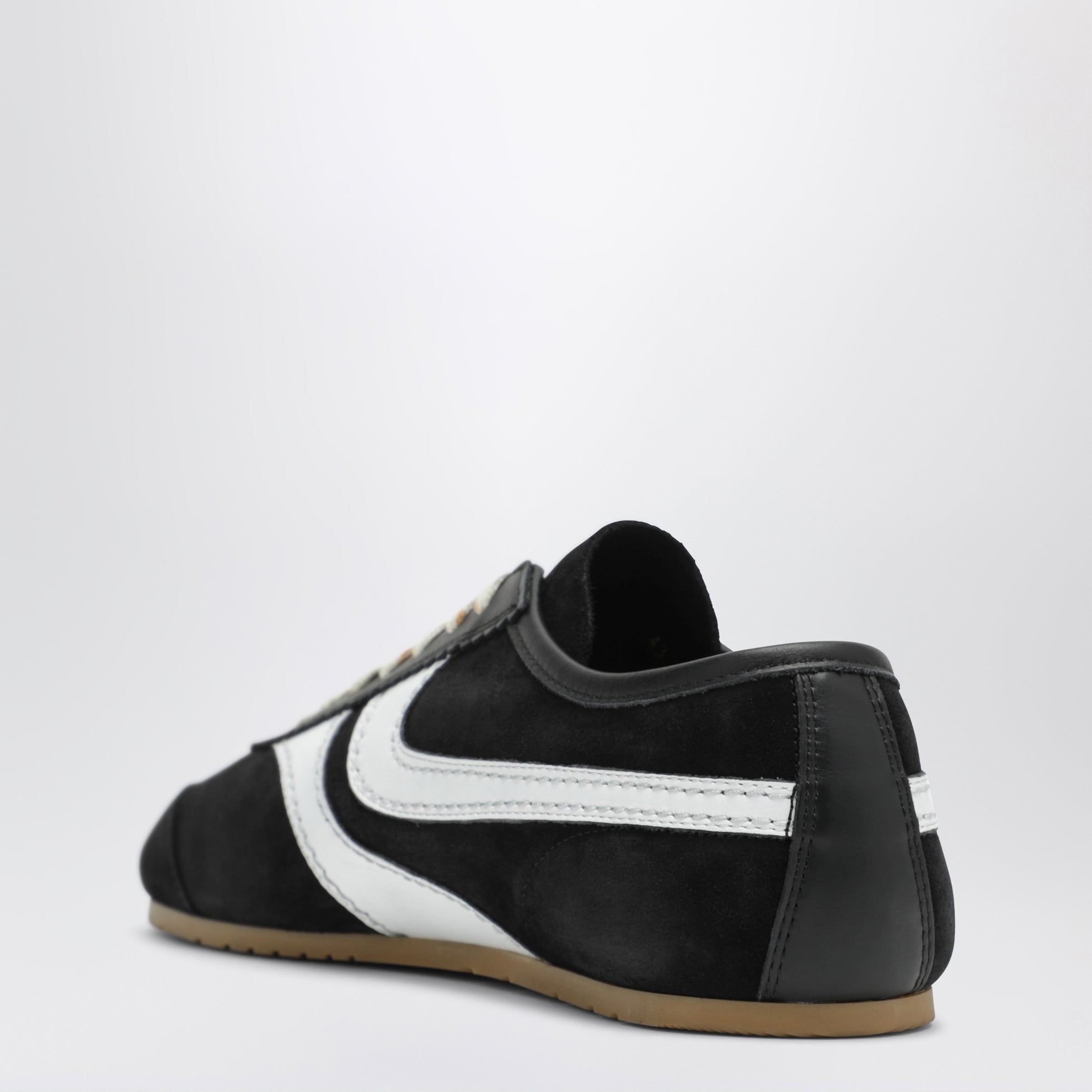 Sneakers noires et blanches en cuir et daim