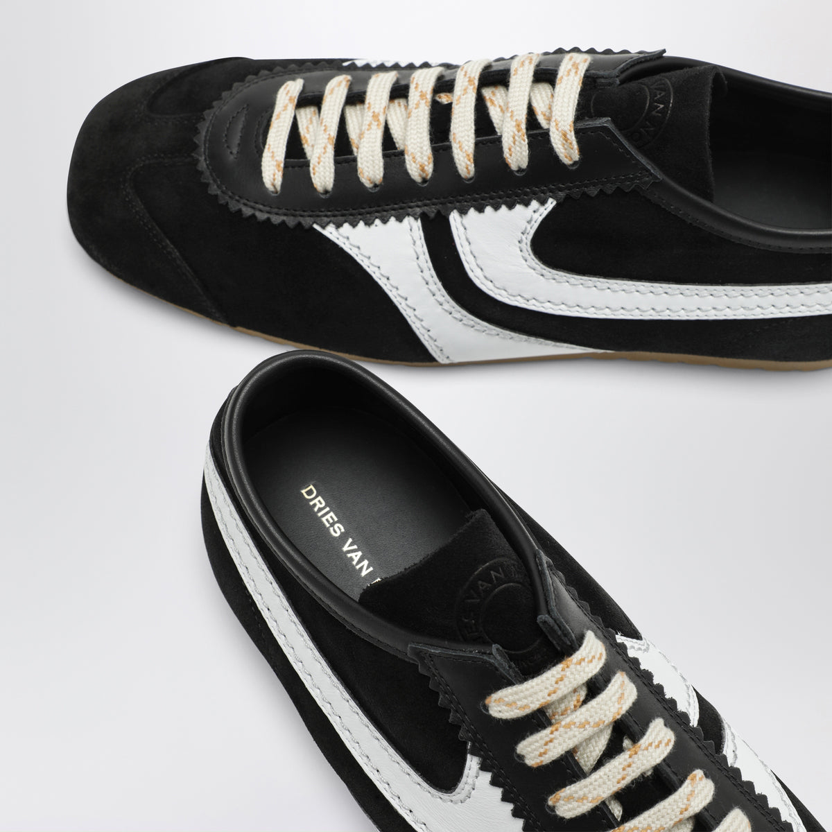 Sneakers noires et blanches en cuir et daim
