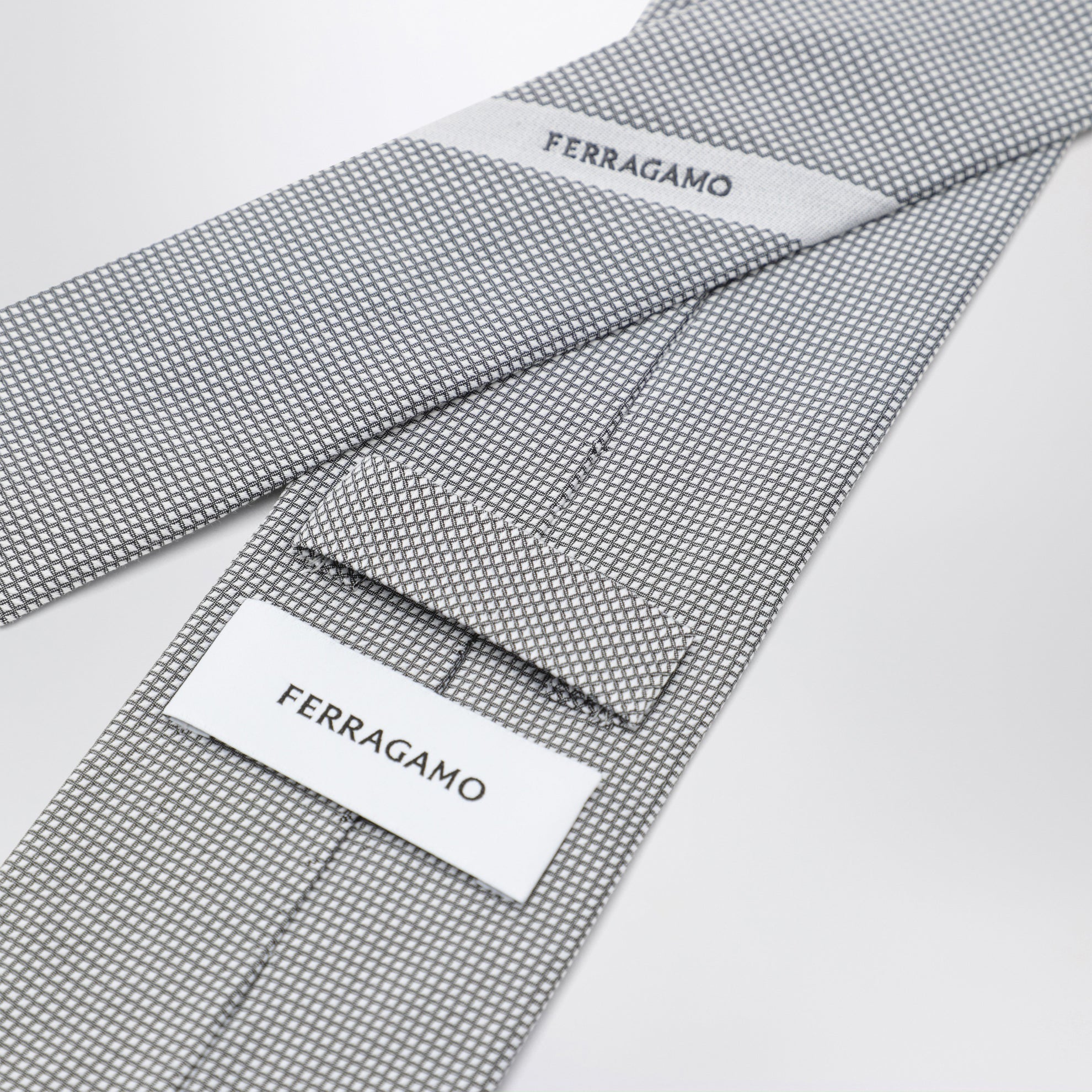 Cravatta grigio perla con micro quadretti in seta