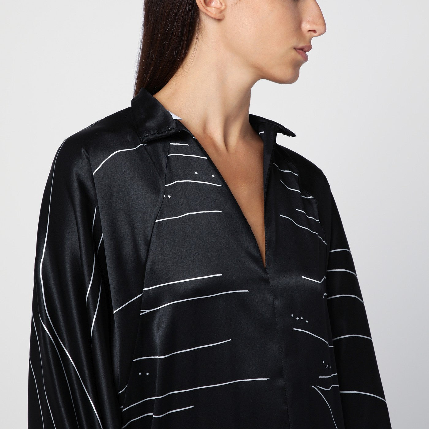 Robe midi noire en satin de soie