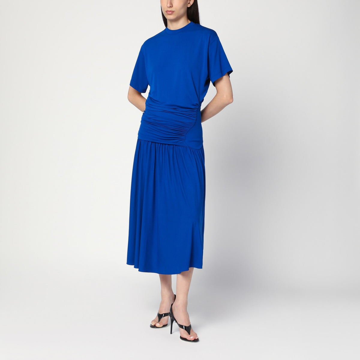 Abito lungo blu con drappeggio