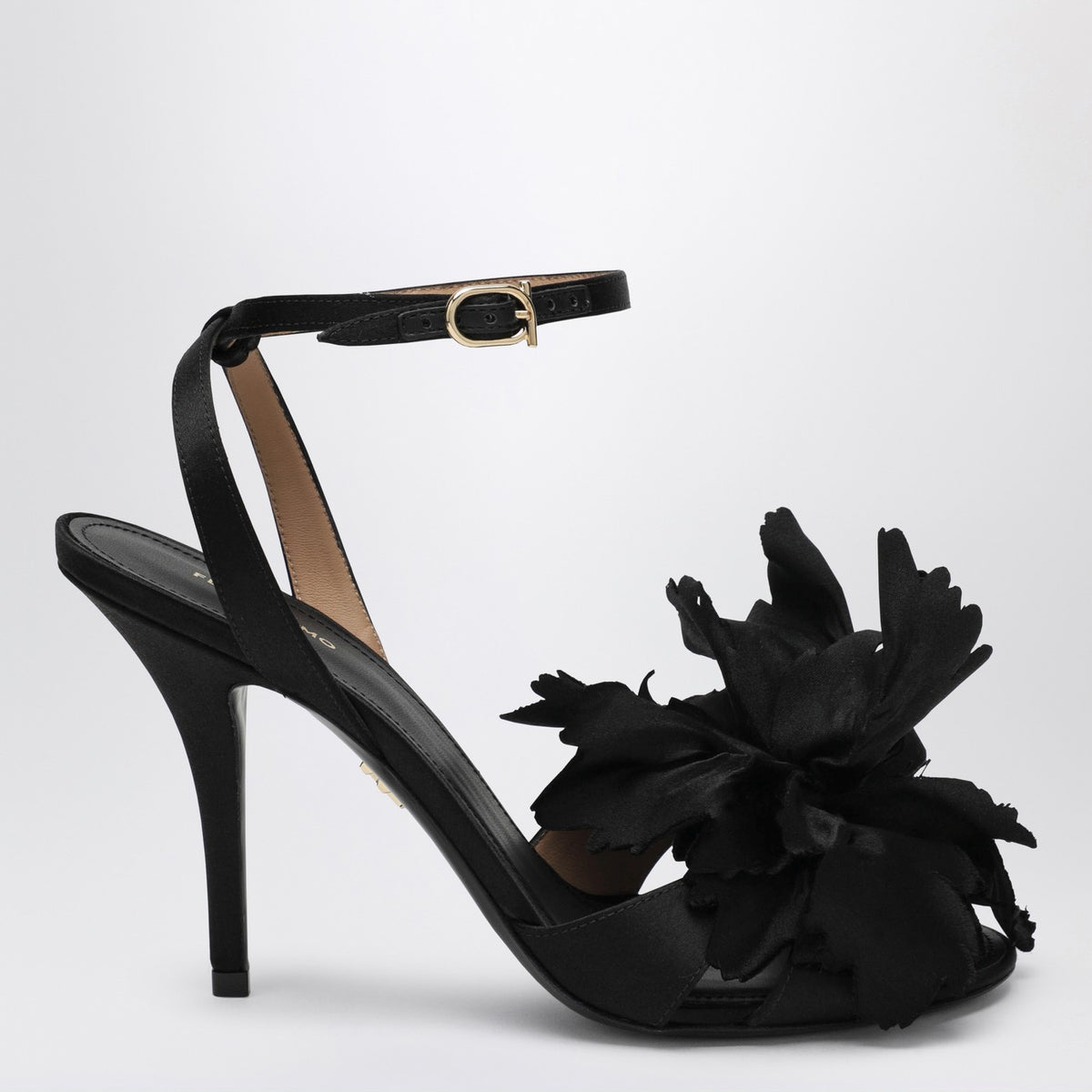 Sandalo con fiore nero raso