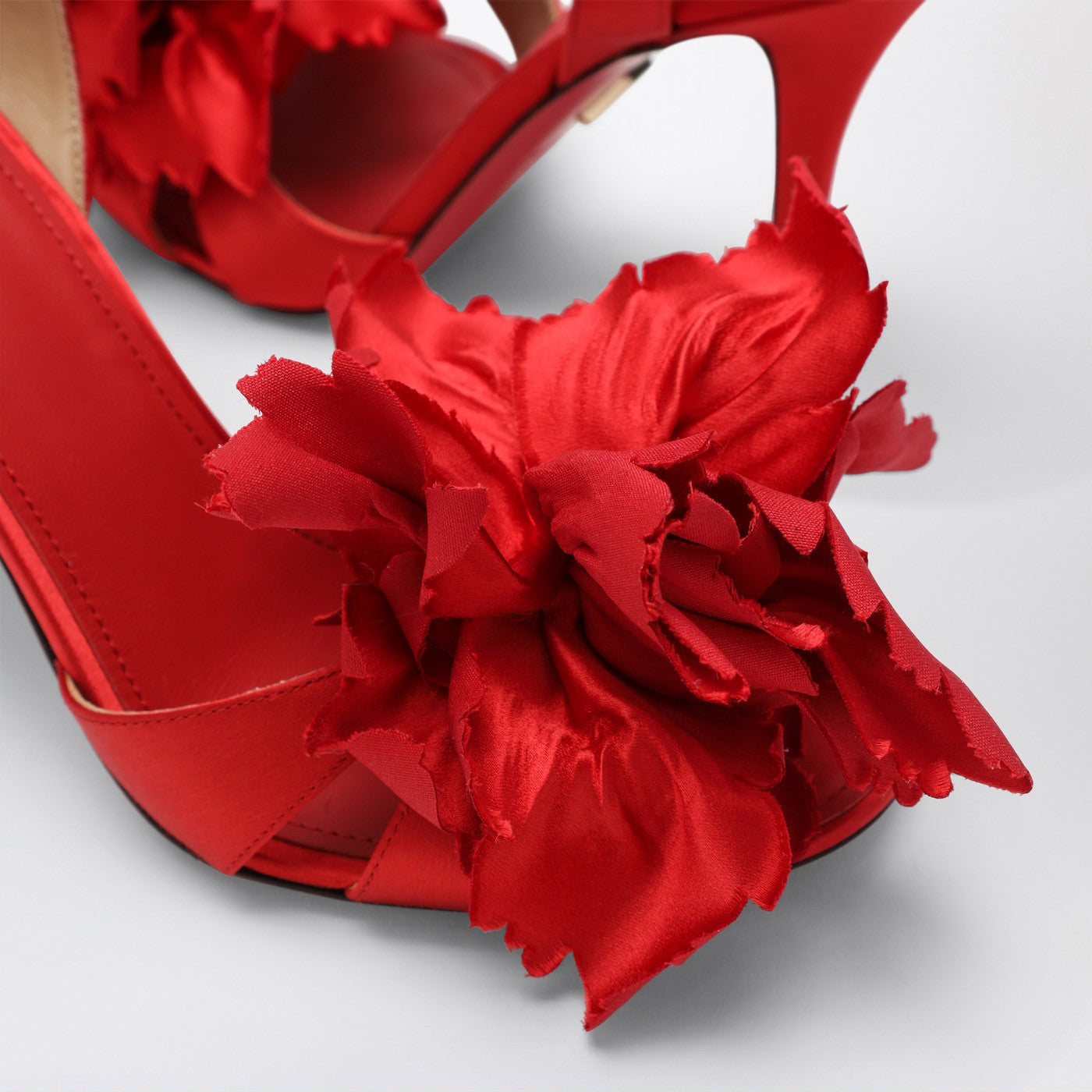 Red satin sandals with flower