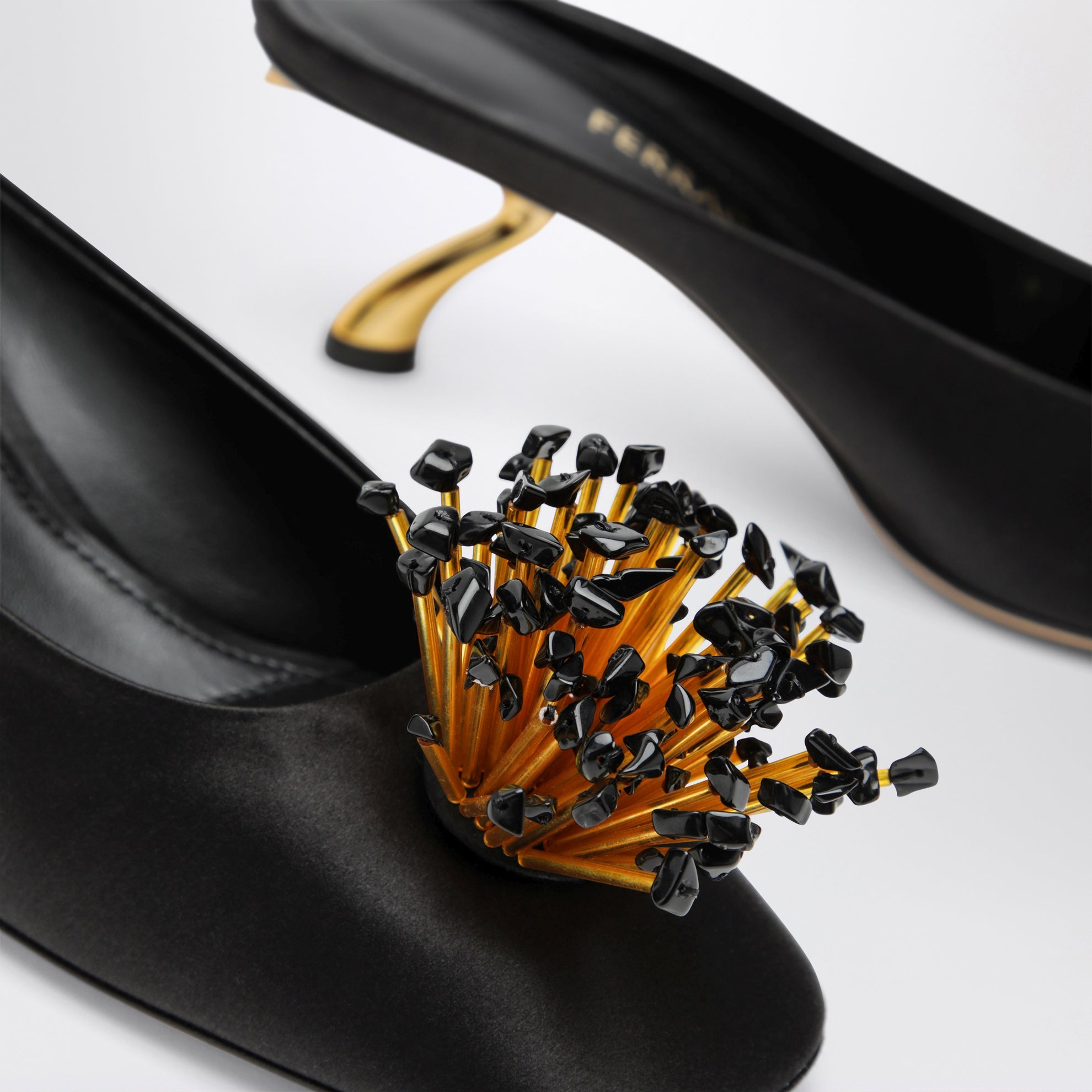 Mule nere con tacco scultura e fiore in cristalli