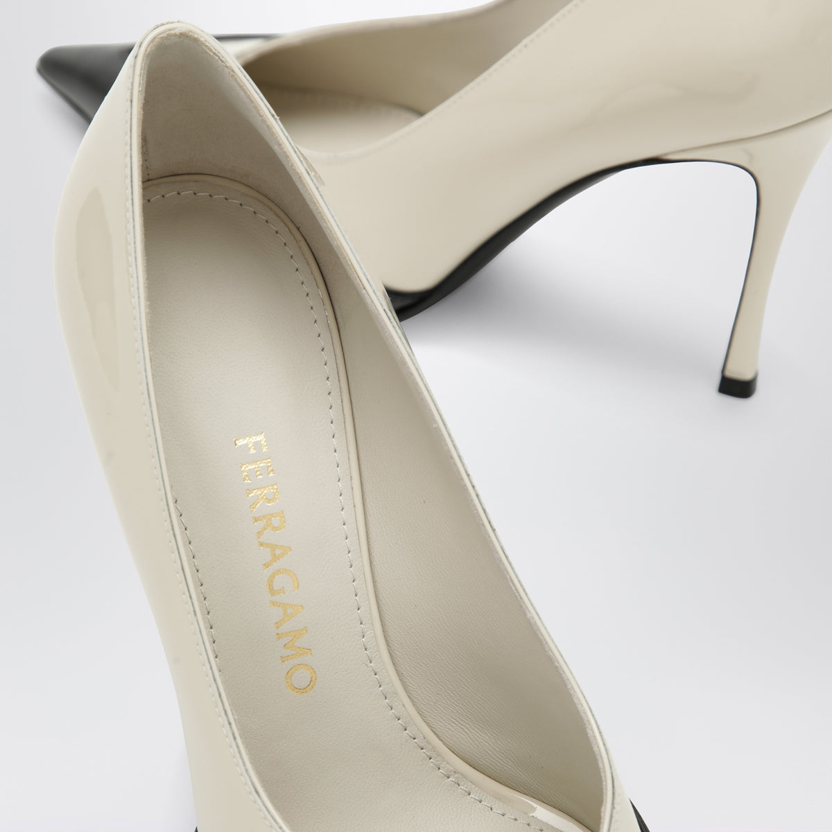 Two-tone Yasmin 95 pumps