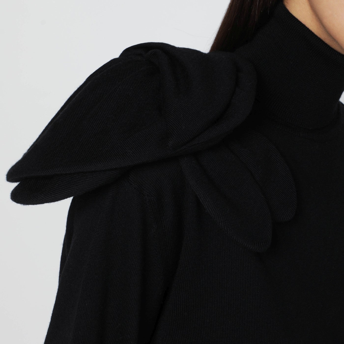 Pull col roulé noir avec détail fleur