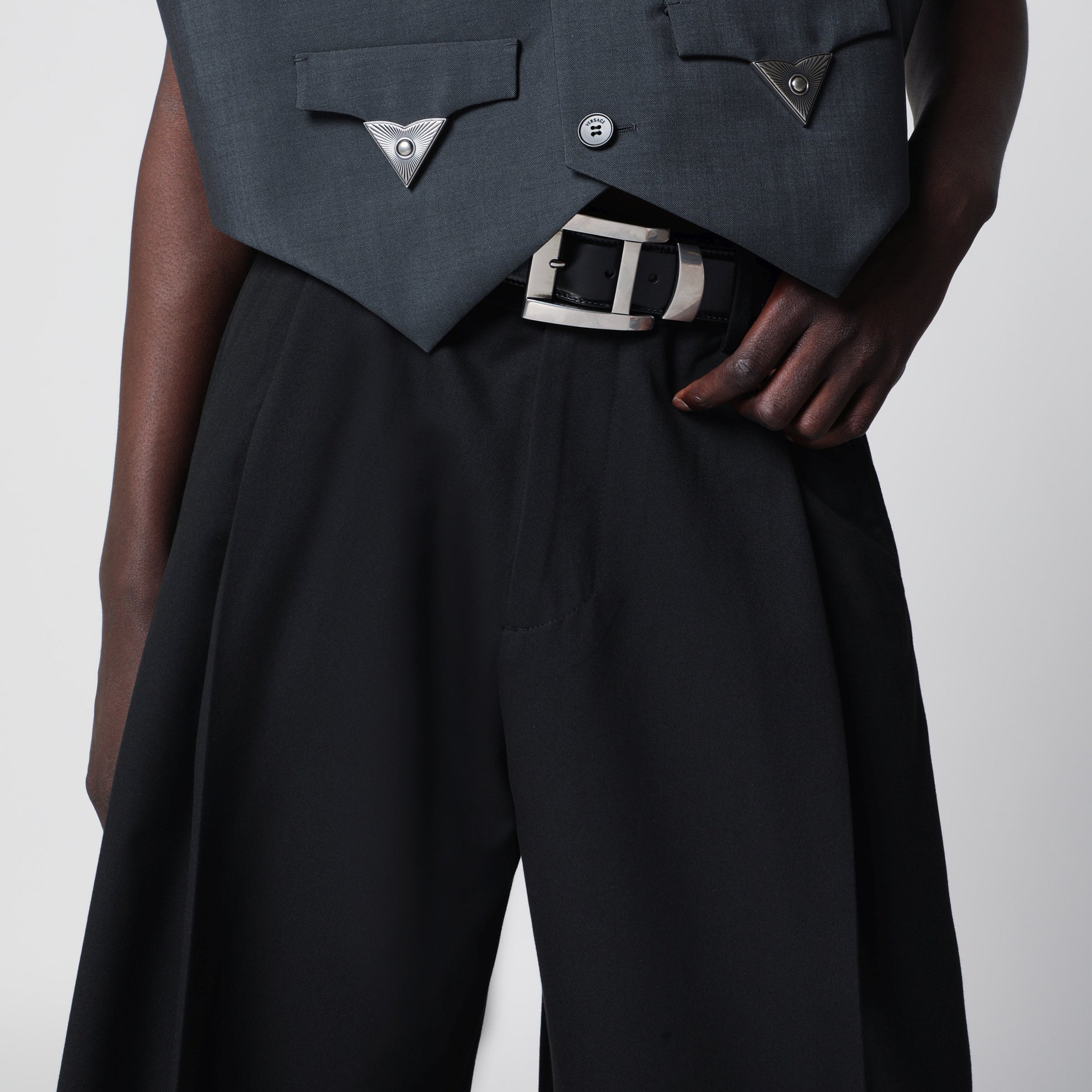 Cintura nera in pelle con logo lettering