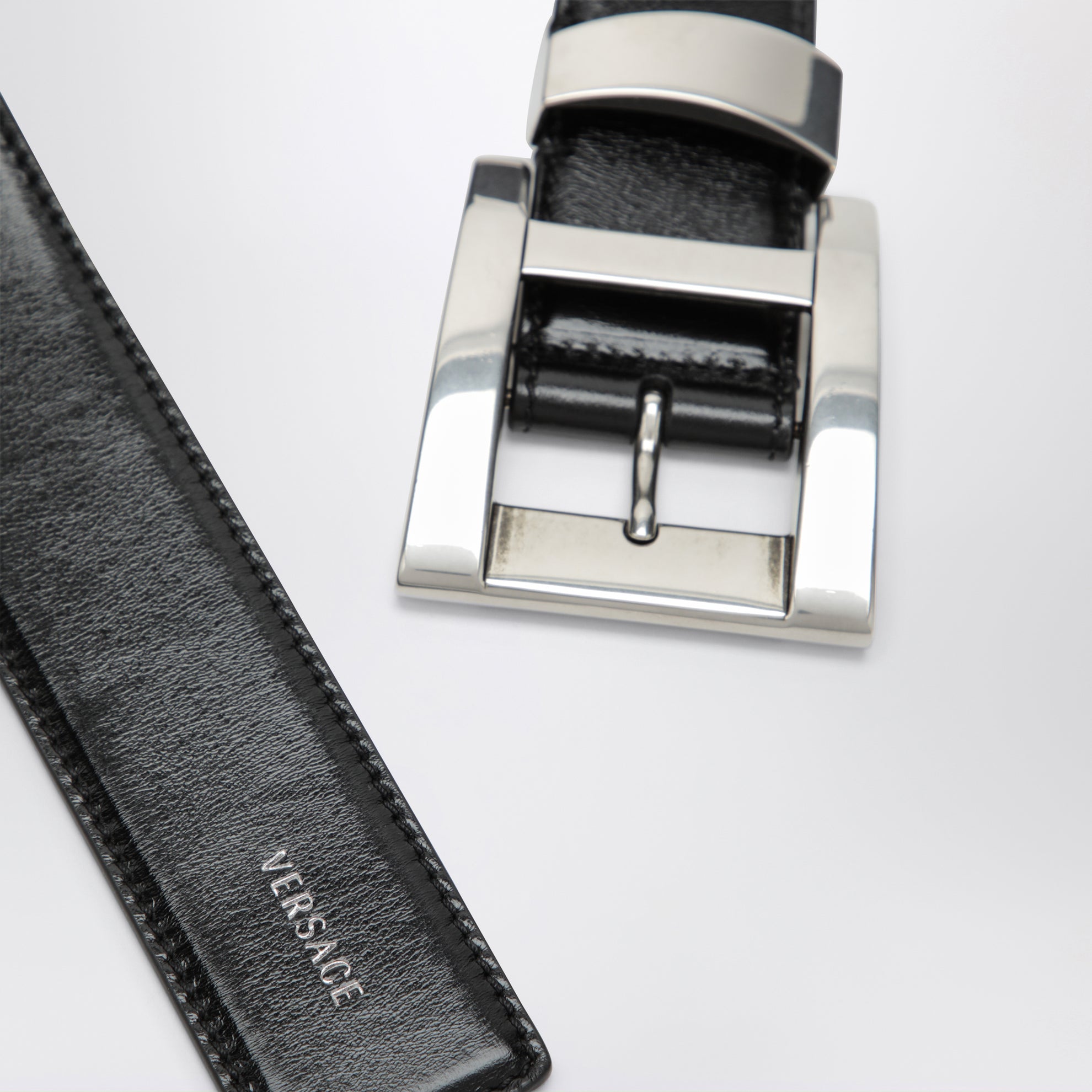 Cintura nera in pelle con logo lettering