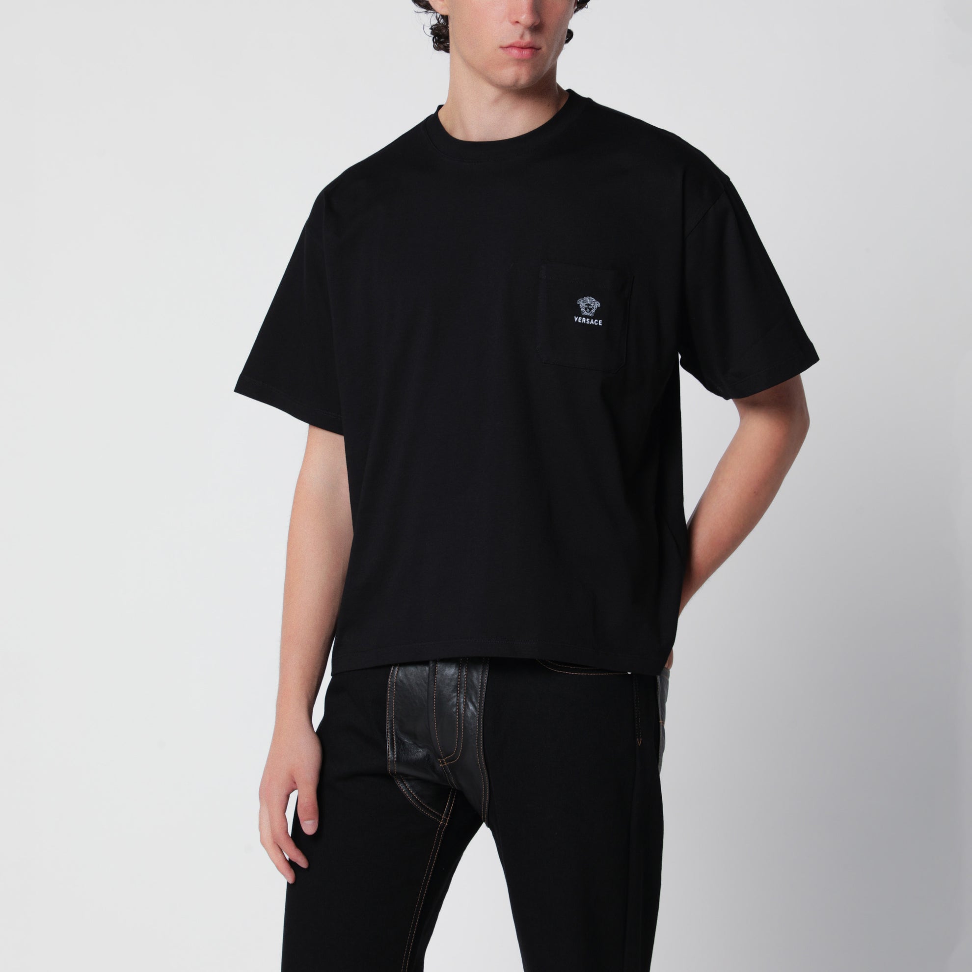 T-shirt in jersey di cotone con ricamo Medusa nera