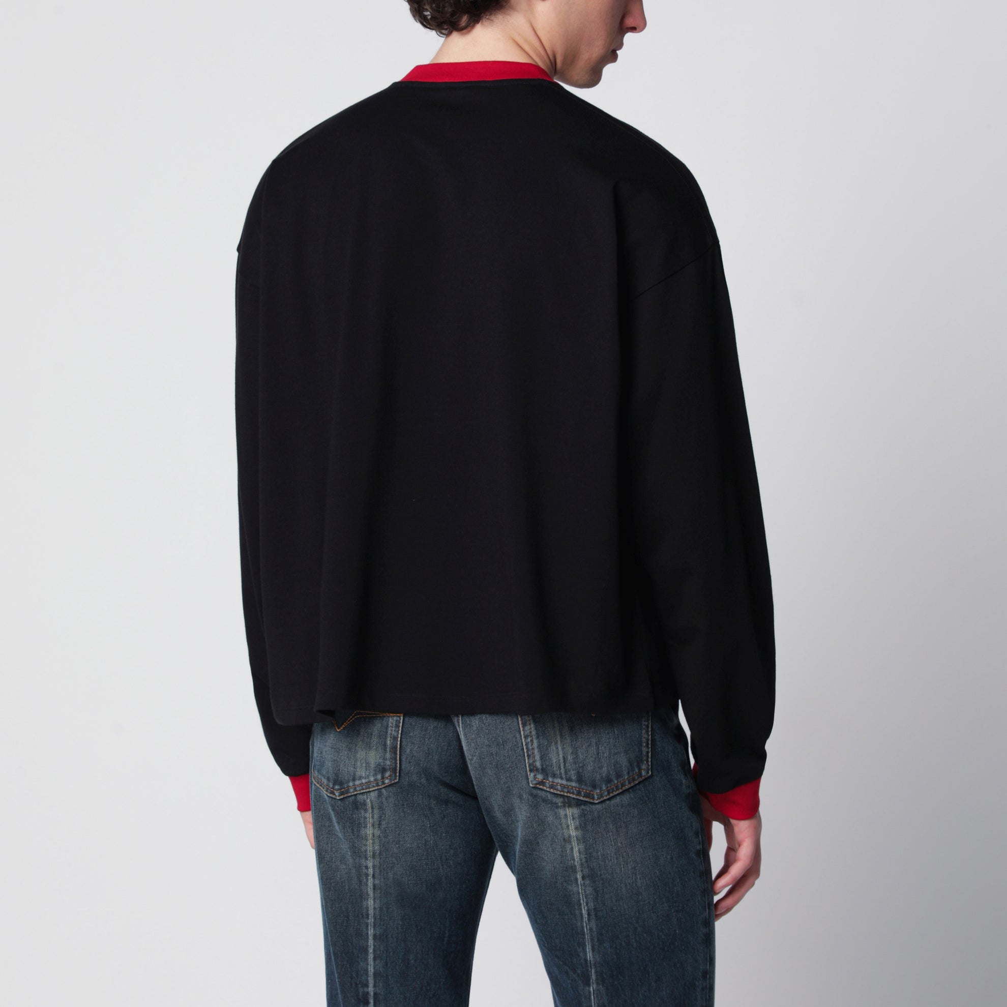 Schwarz/rotes Langarm-T-Shirt