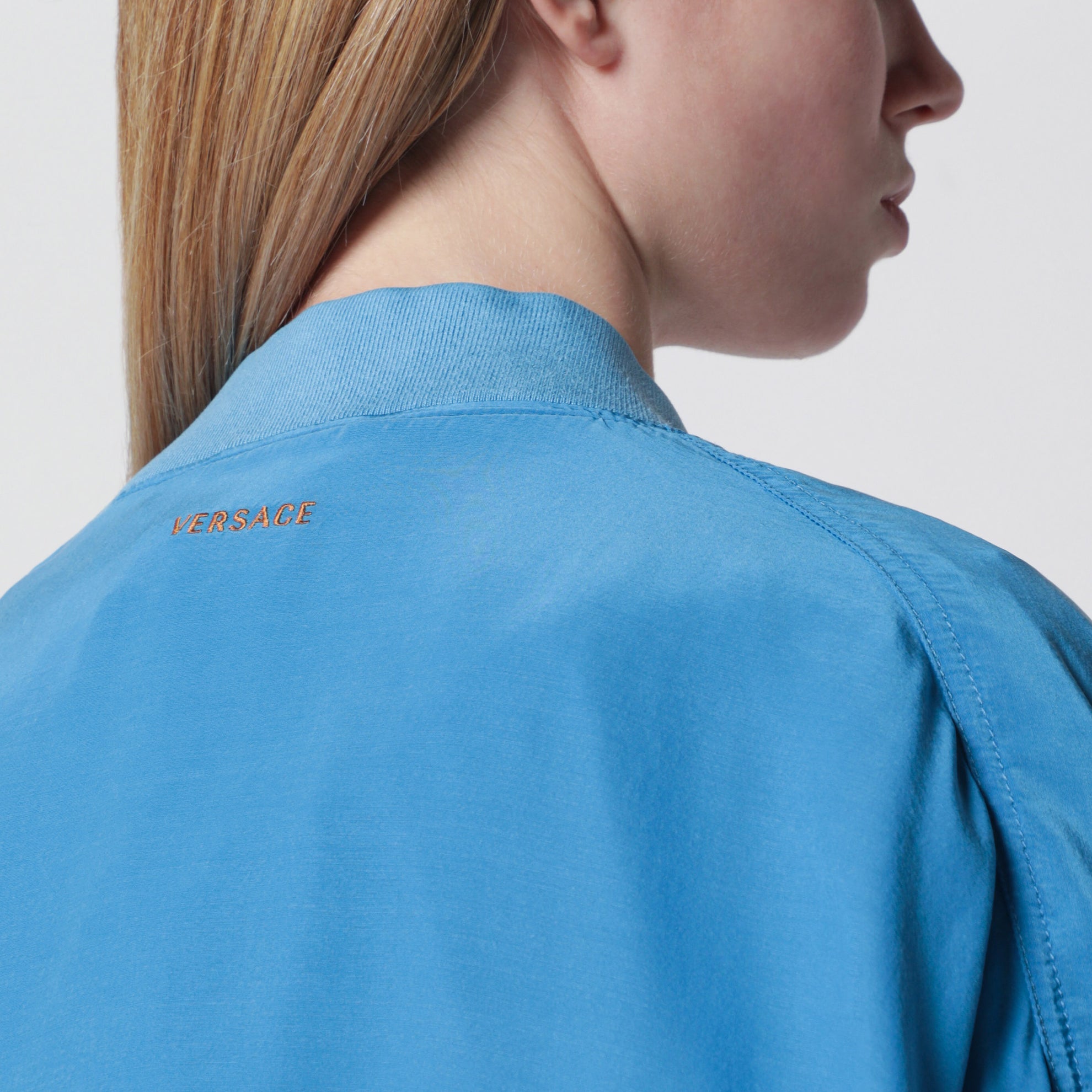 Blouson con zip azzurro in popeline di seta