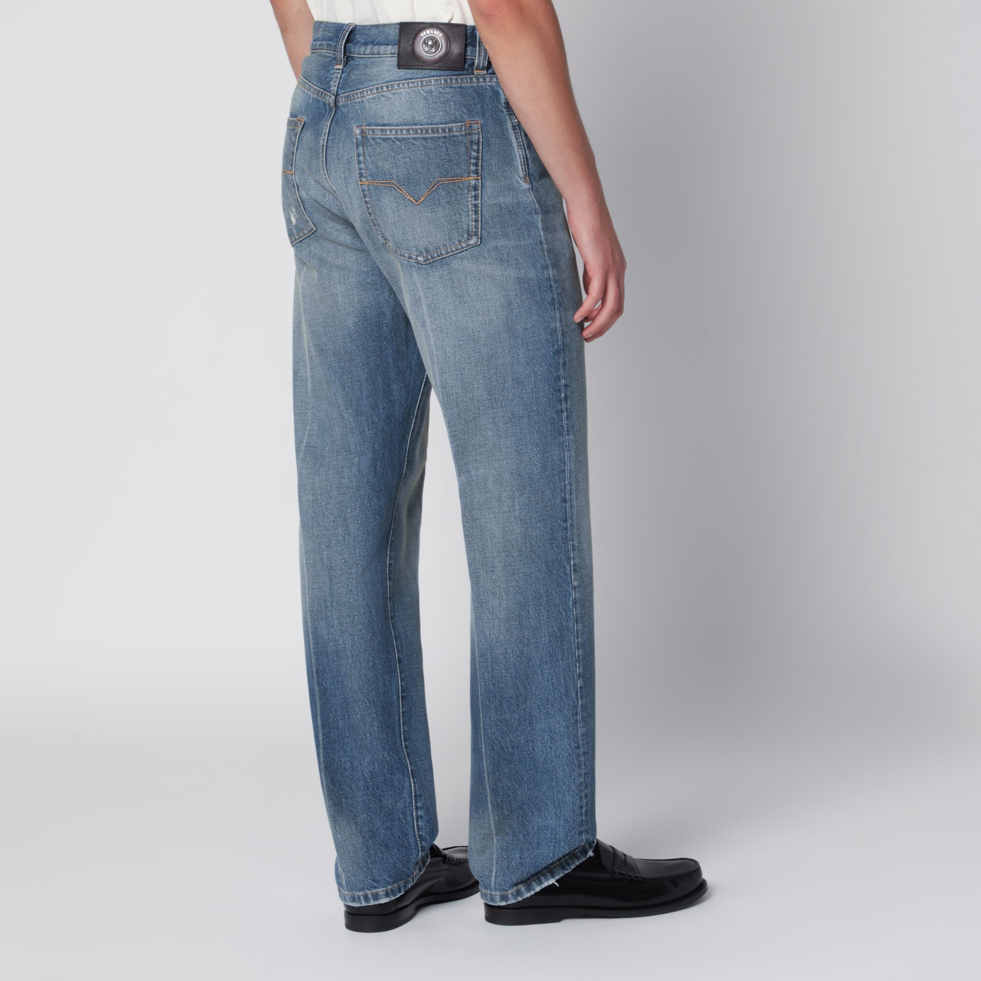Jeans distressed a gamba dritta in denim blu