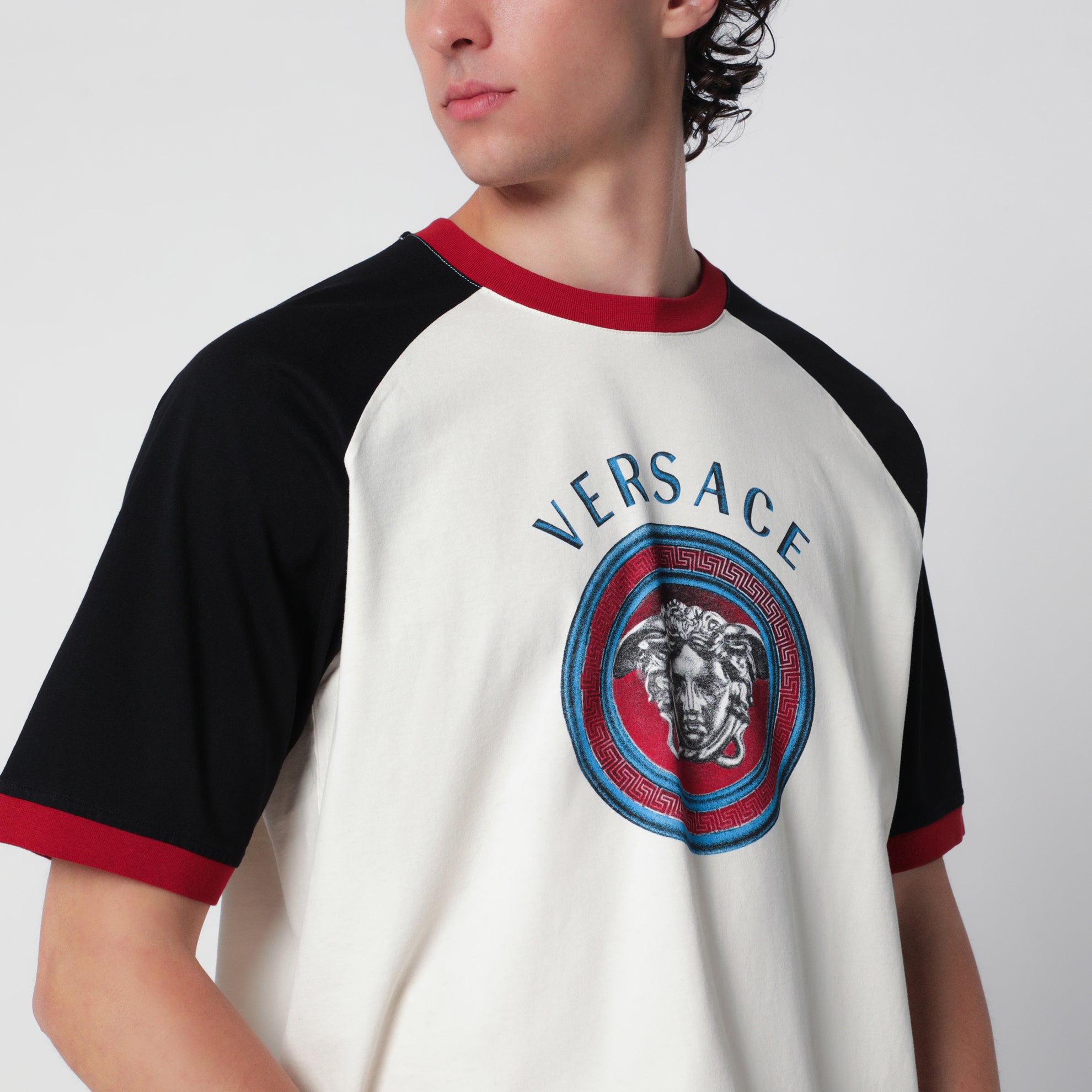 T-shirt con stampa Medusa in cotone bianca/nera