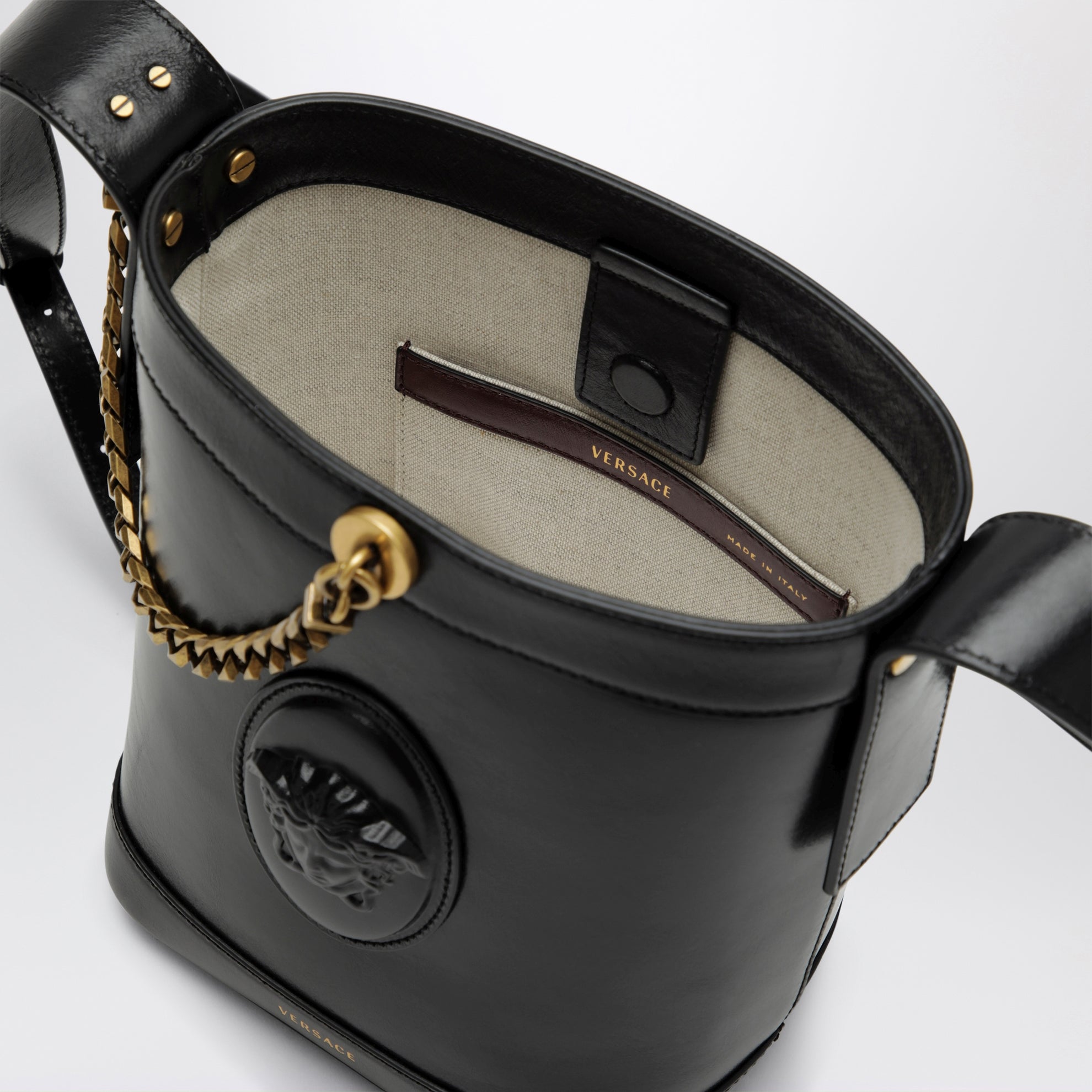 Borsa a secchiello nera in pelle