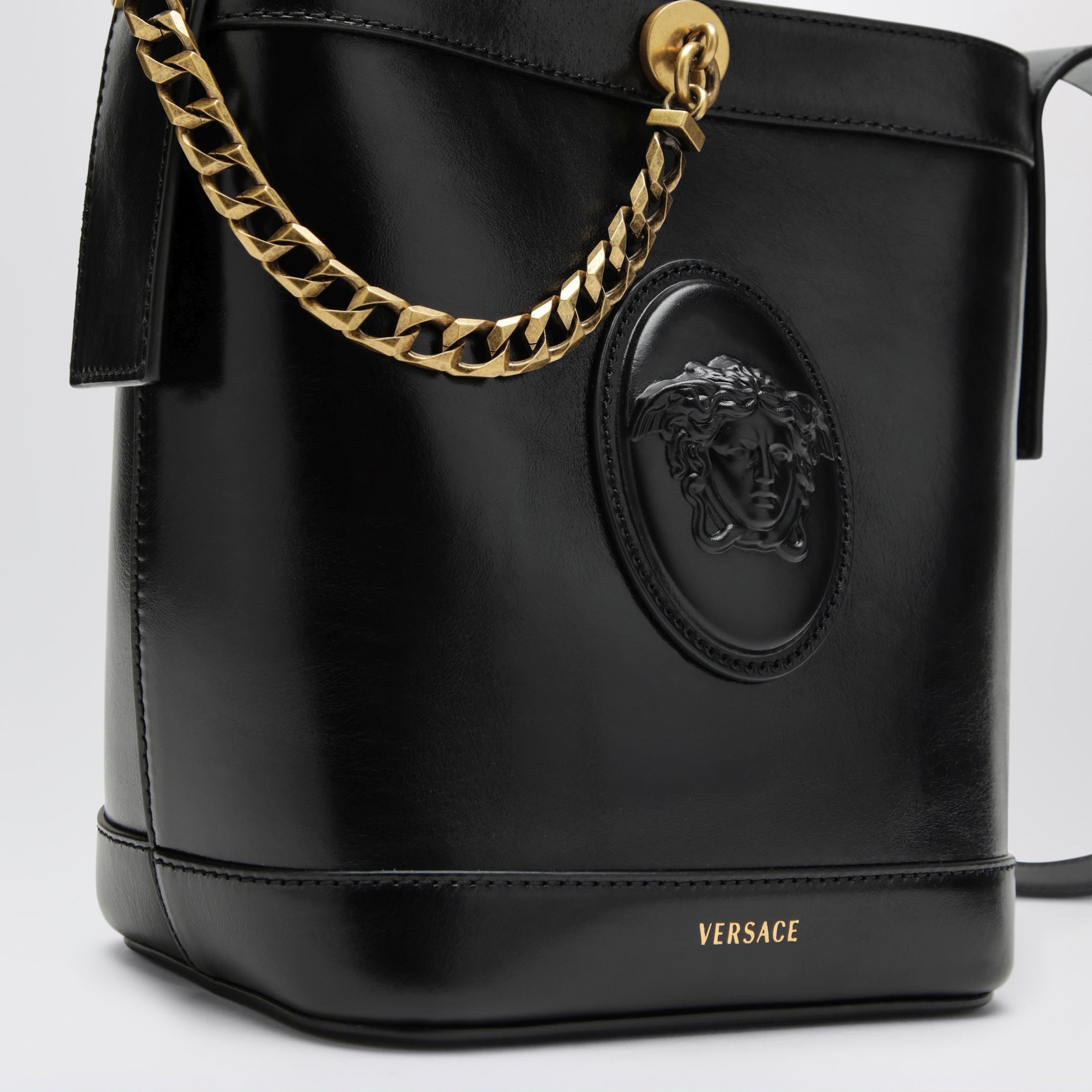 Borsa a secchiello nera in pelle