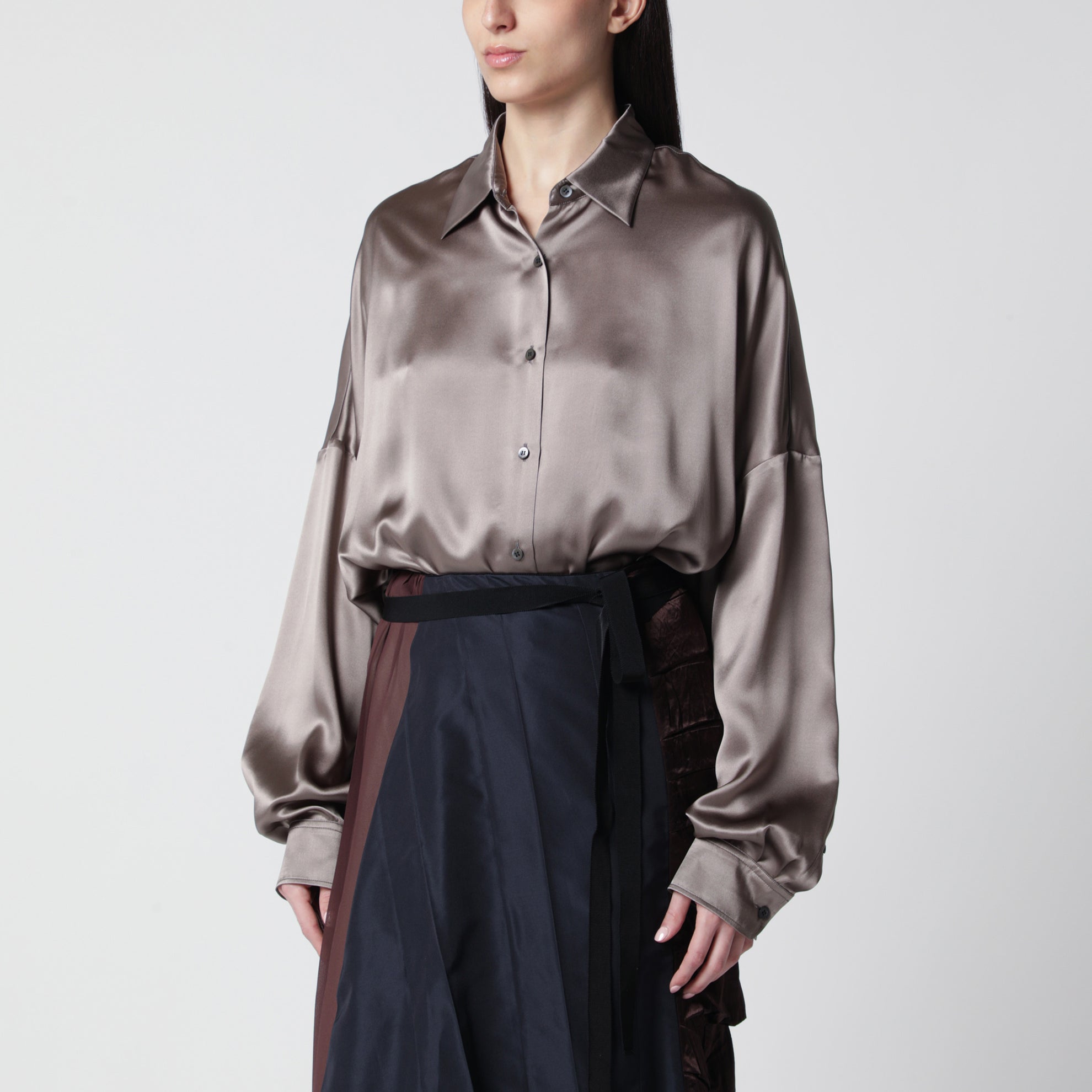 Camicia color taupe in seta lucida