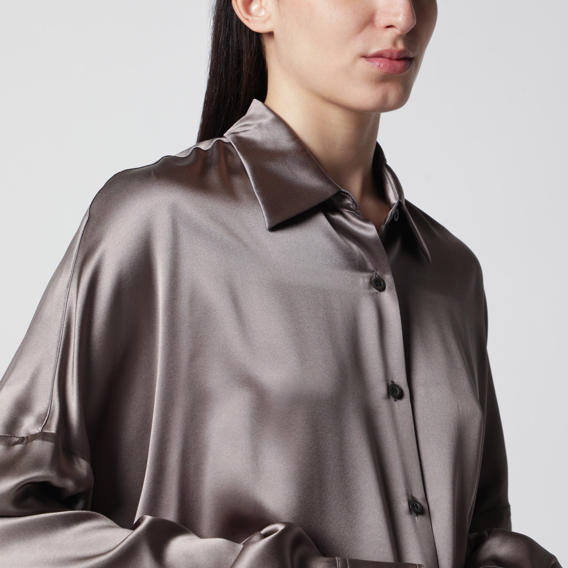 Camicia color taupe in seta lucida