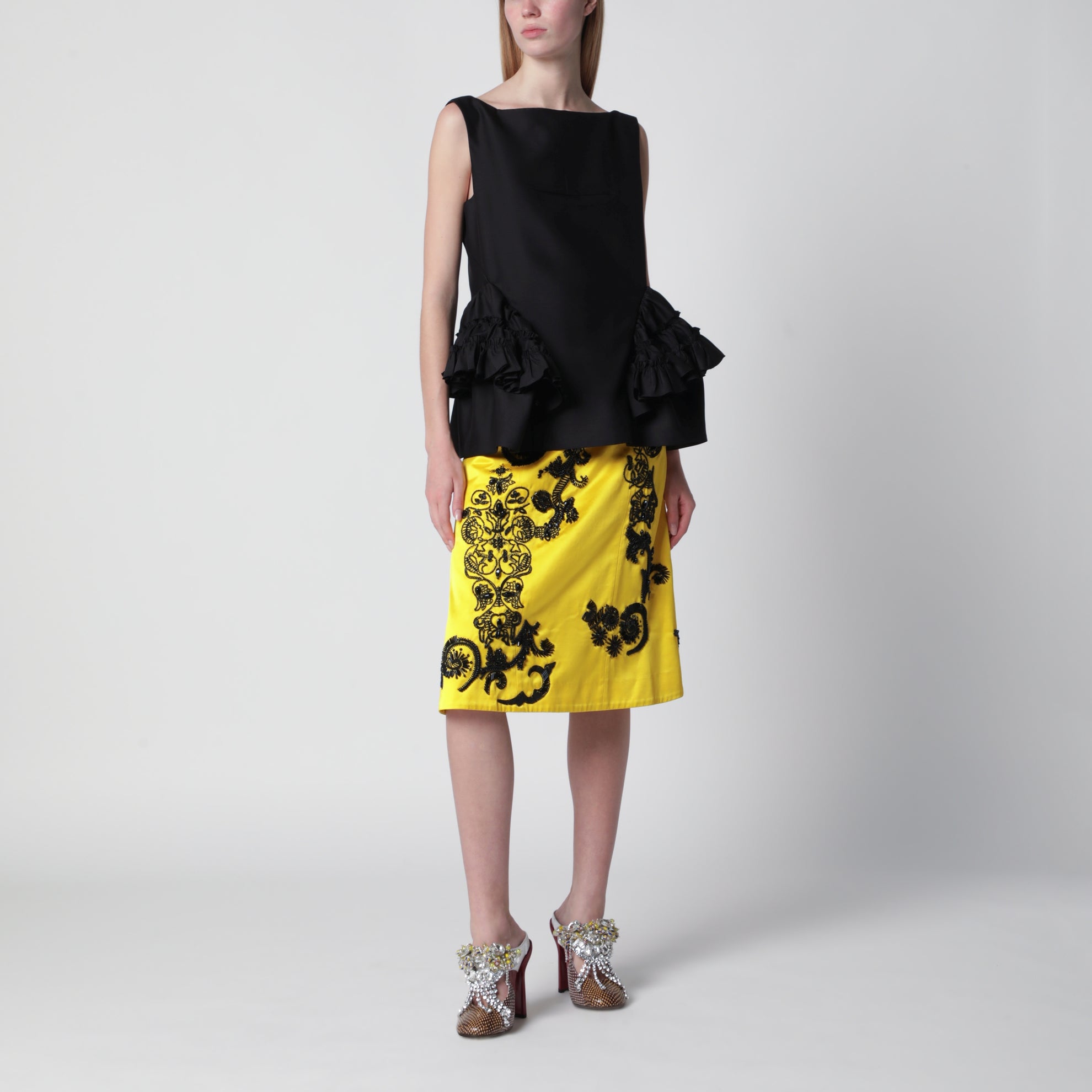 Top noir à volants en laine et soie