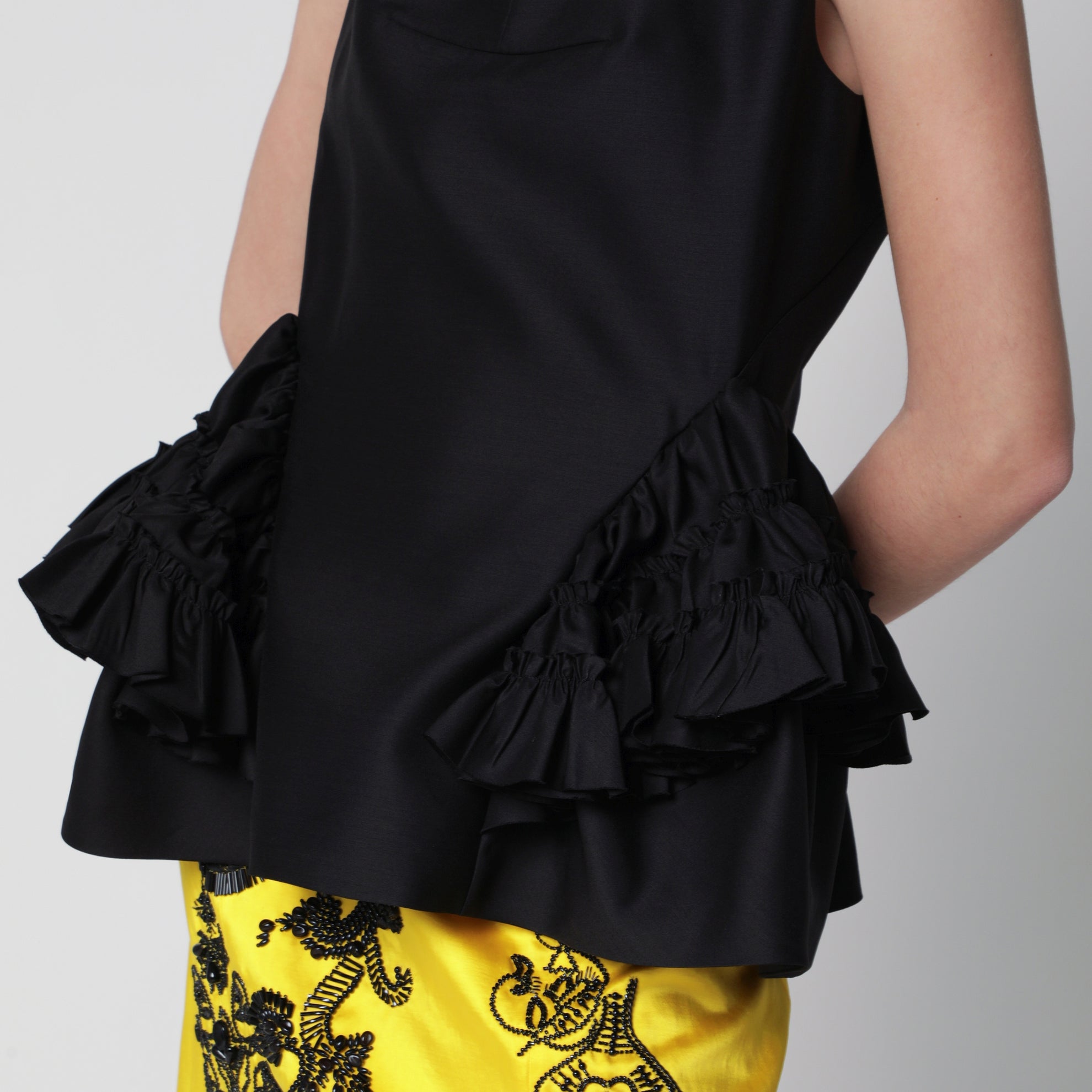 Top noir à volants en laine et soie