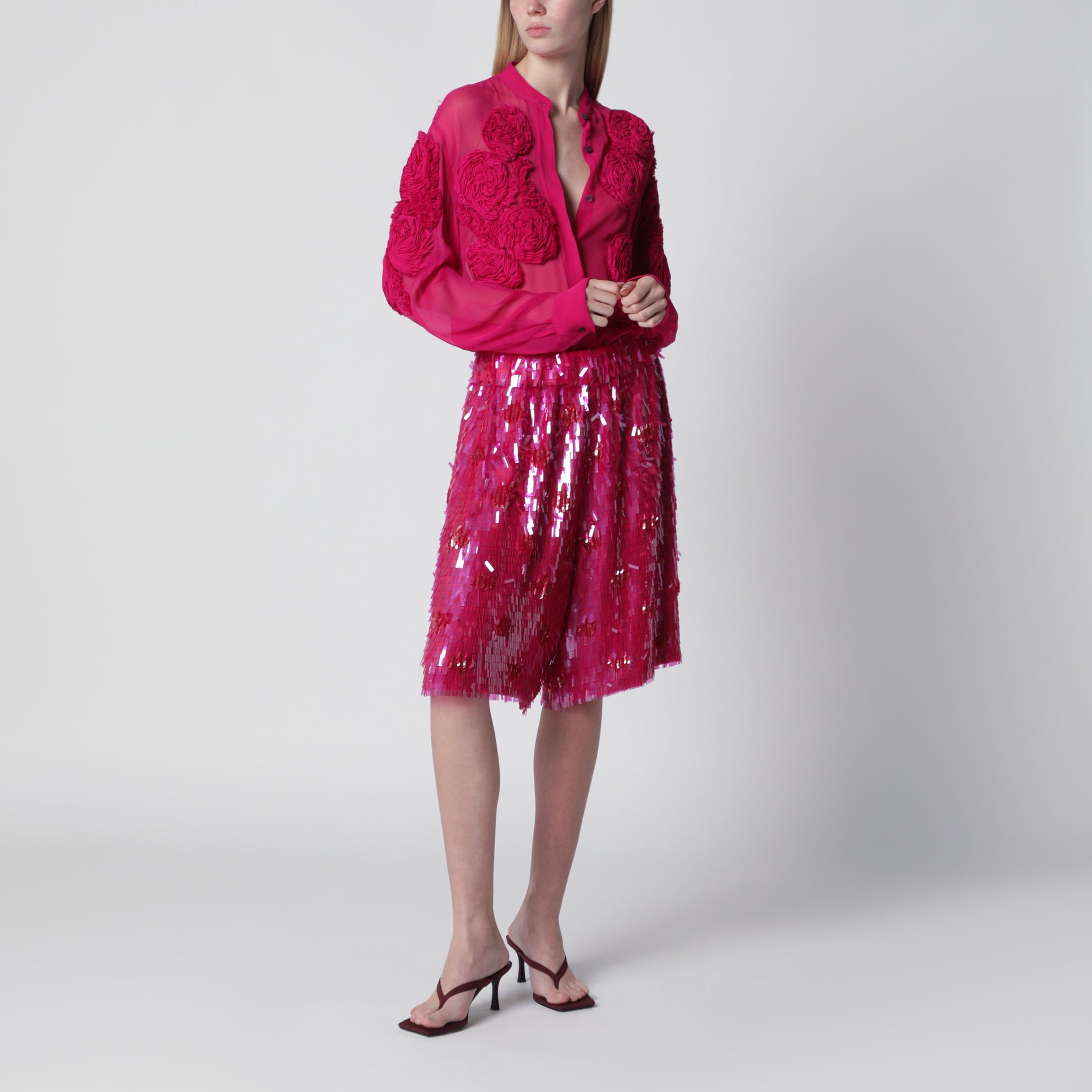 Camicia fucsia con rose in rilievo