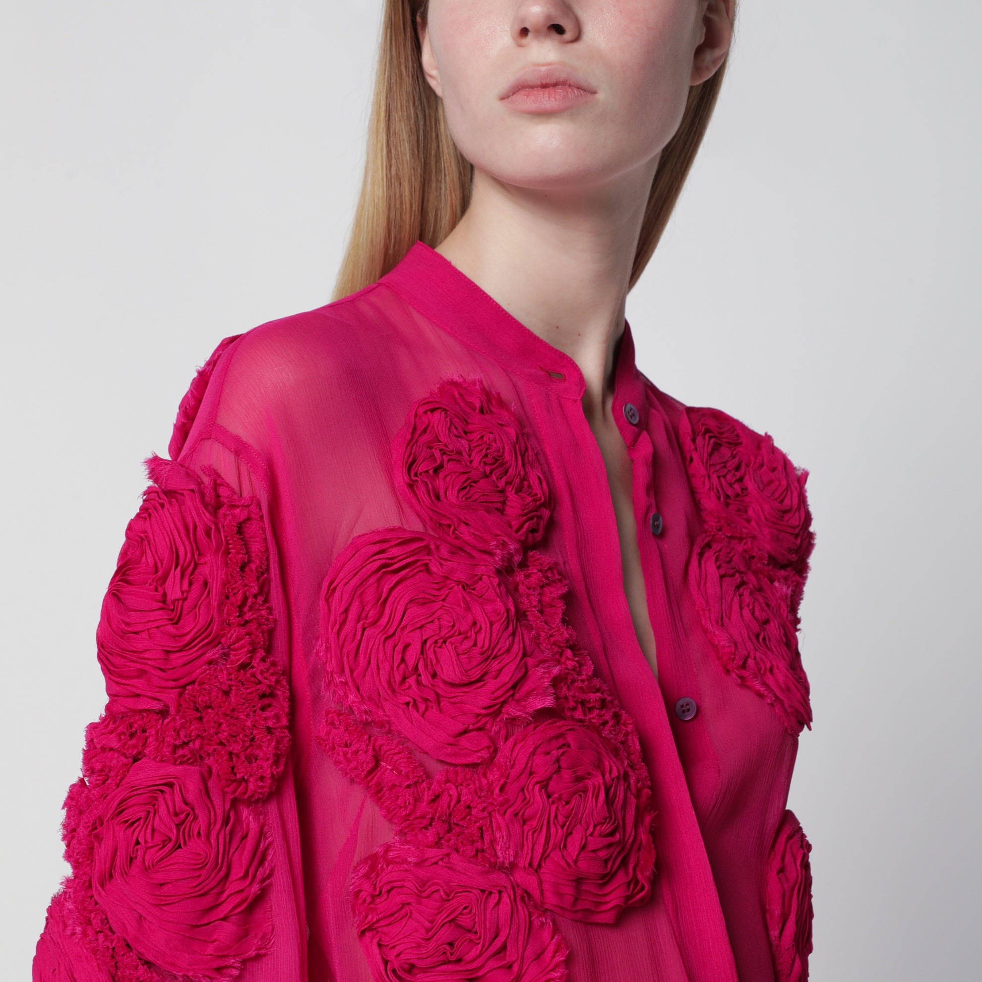 Camicia fucsia con rose in rilievo