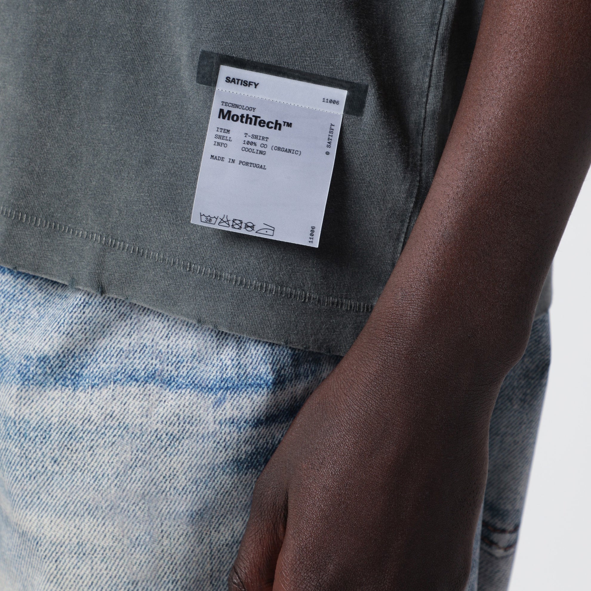 T‑Shirt MothTech Faded Black con fori