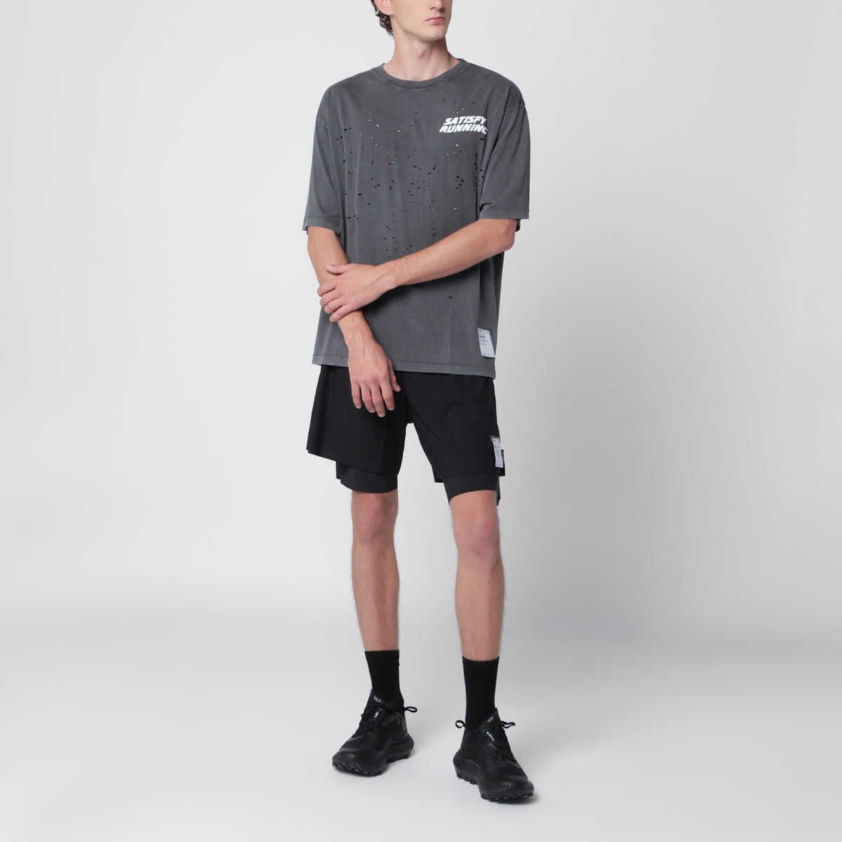 MothTech Aged Black T-Shirt mit Löchern