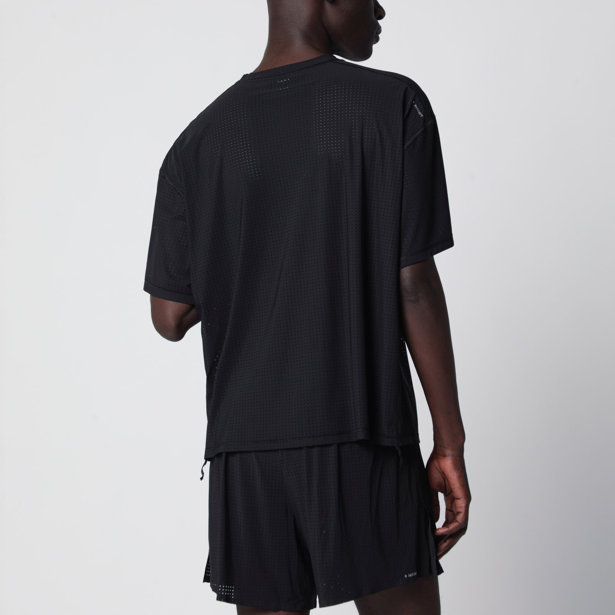 T-shirt Space‑O nera in micro jersey traforato