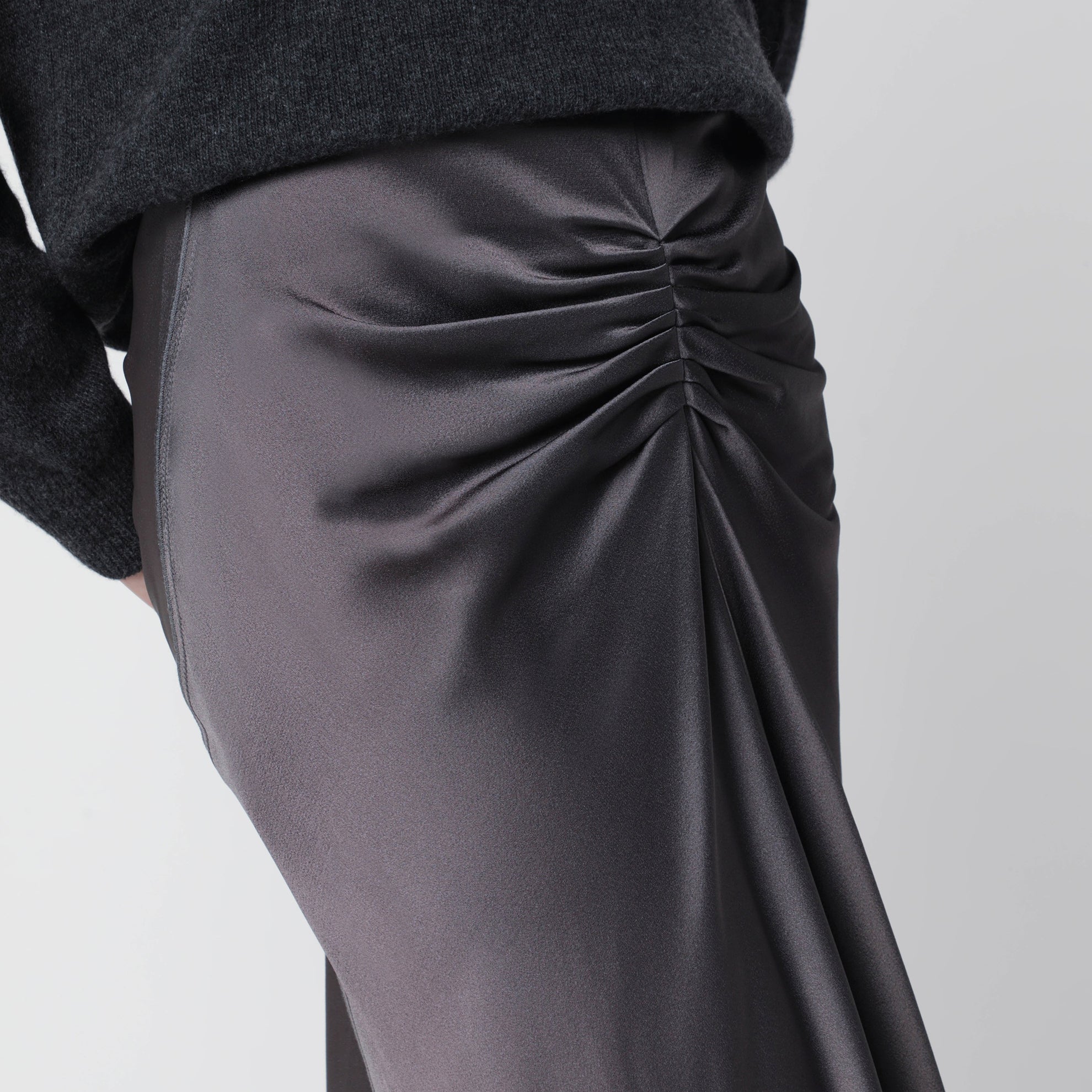 Bela midi skirt in crêpe satin gold