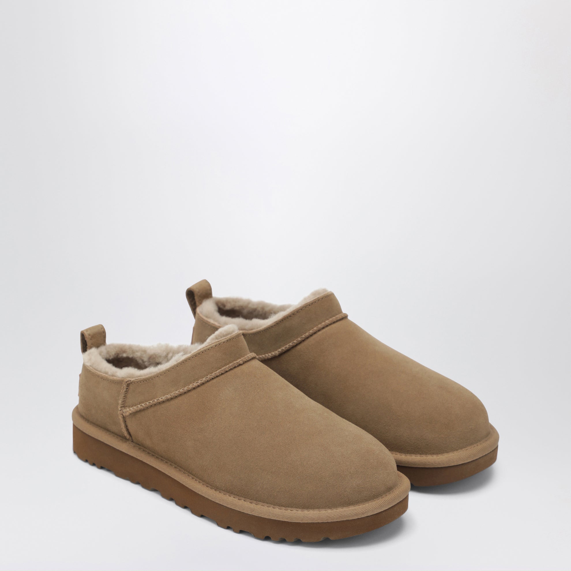 Classic Ultra Mini dunkelgraue Stiefel aus Lammfell