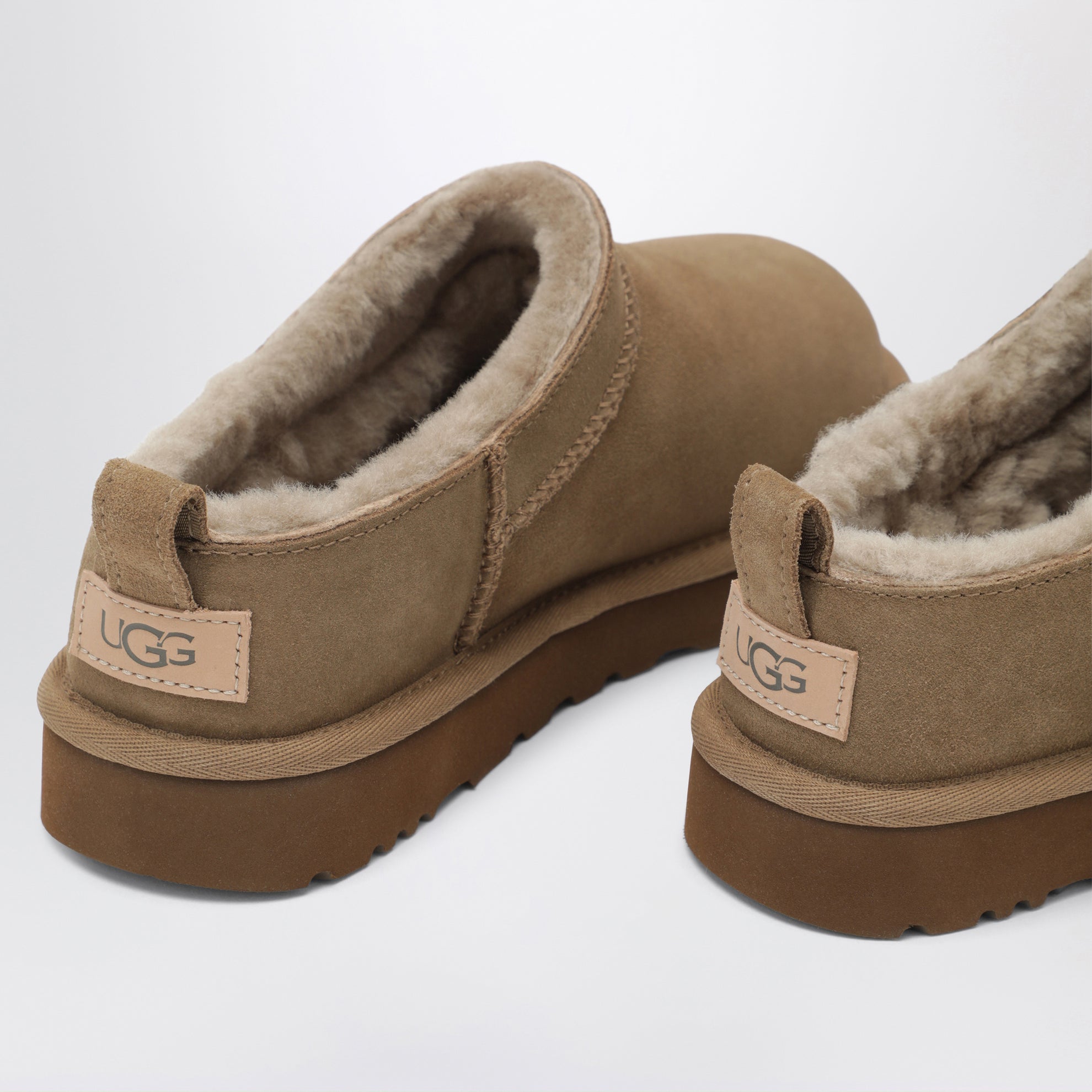 Classic Ultra Mini dunkelgraue Stiefel aus Lammfell