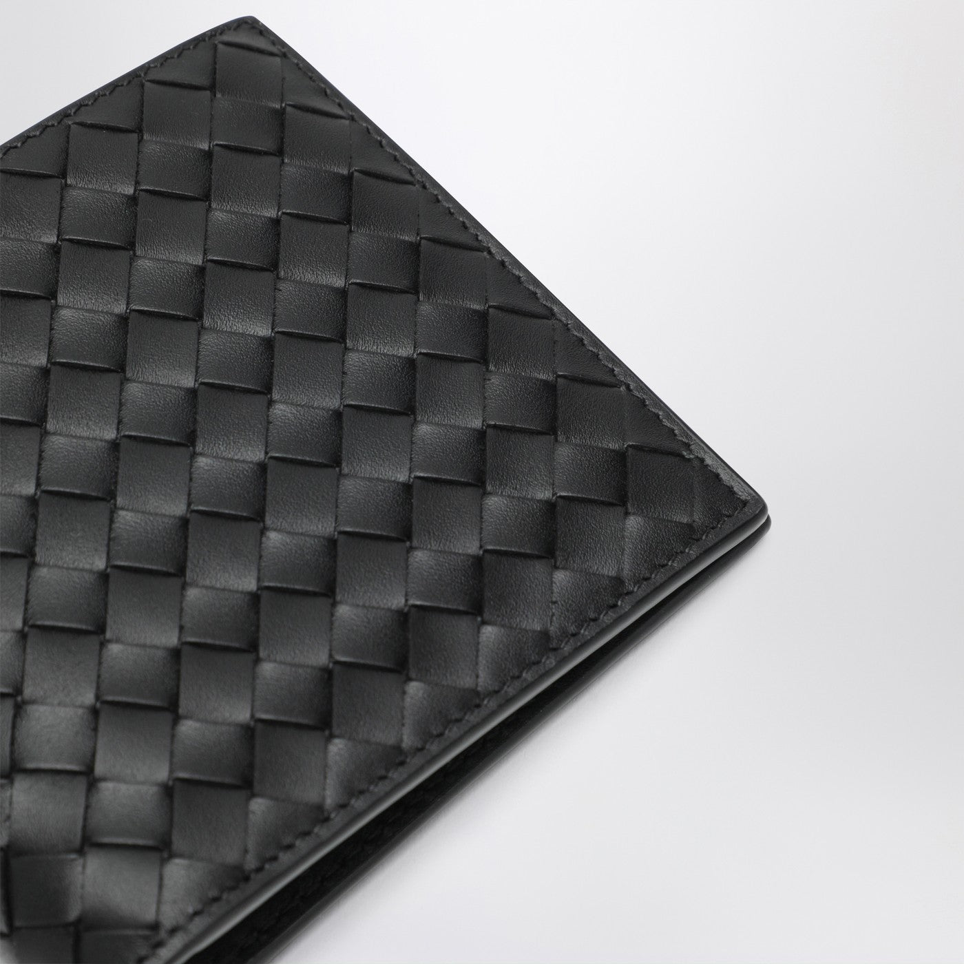 Schwarzes Portemonnaie mit Flechtmuster