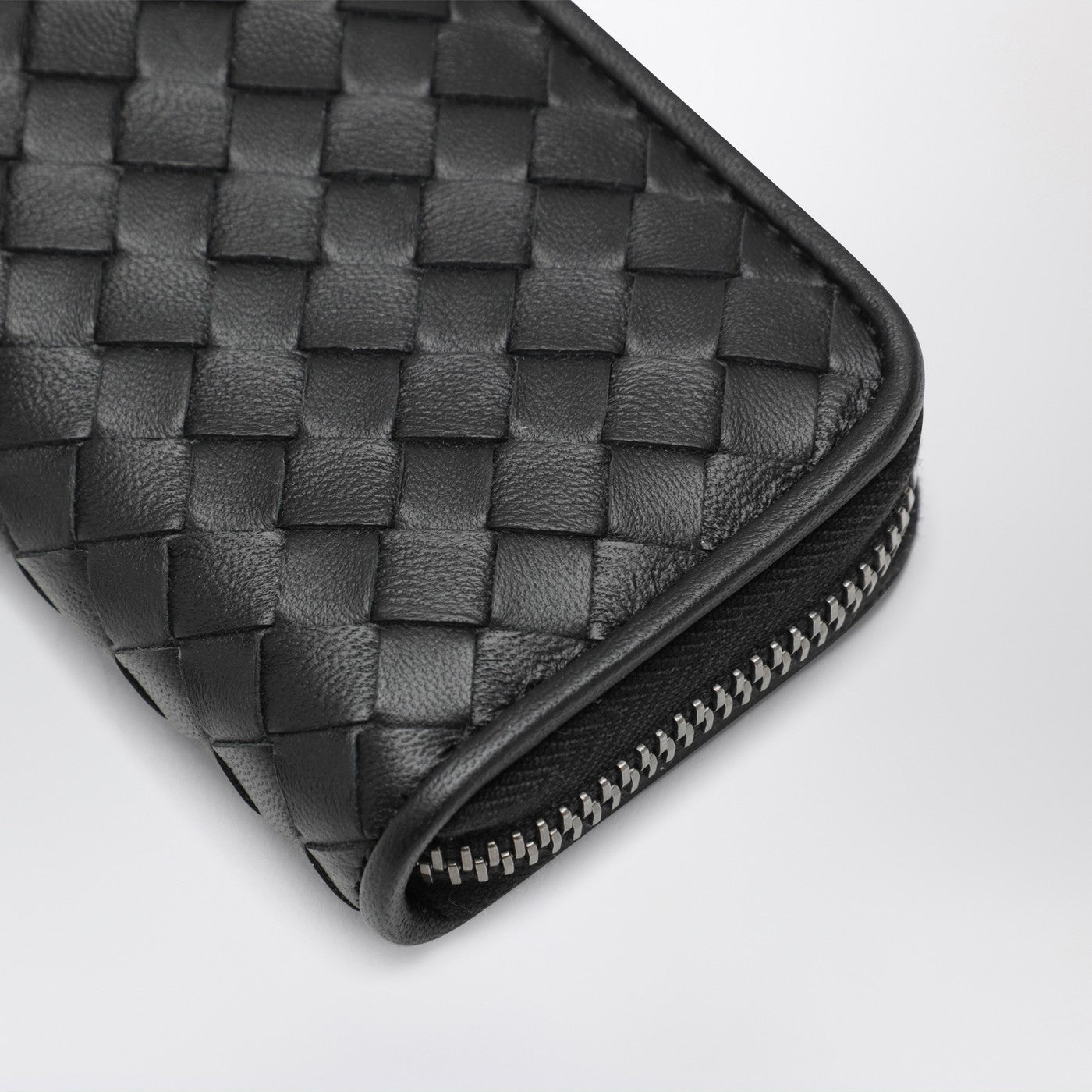 Kleines schwarzes Intrecciato Zip-Around Portemonnaie